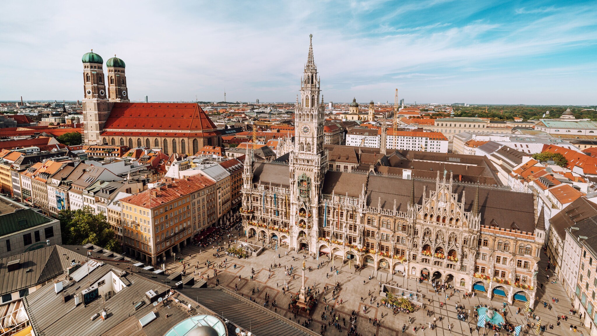 Zentraler Platz in der Altstadt von München mit zwei Kirchen aus der Luftperspektive.
