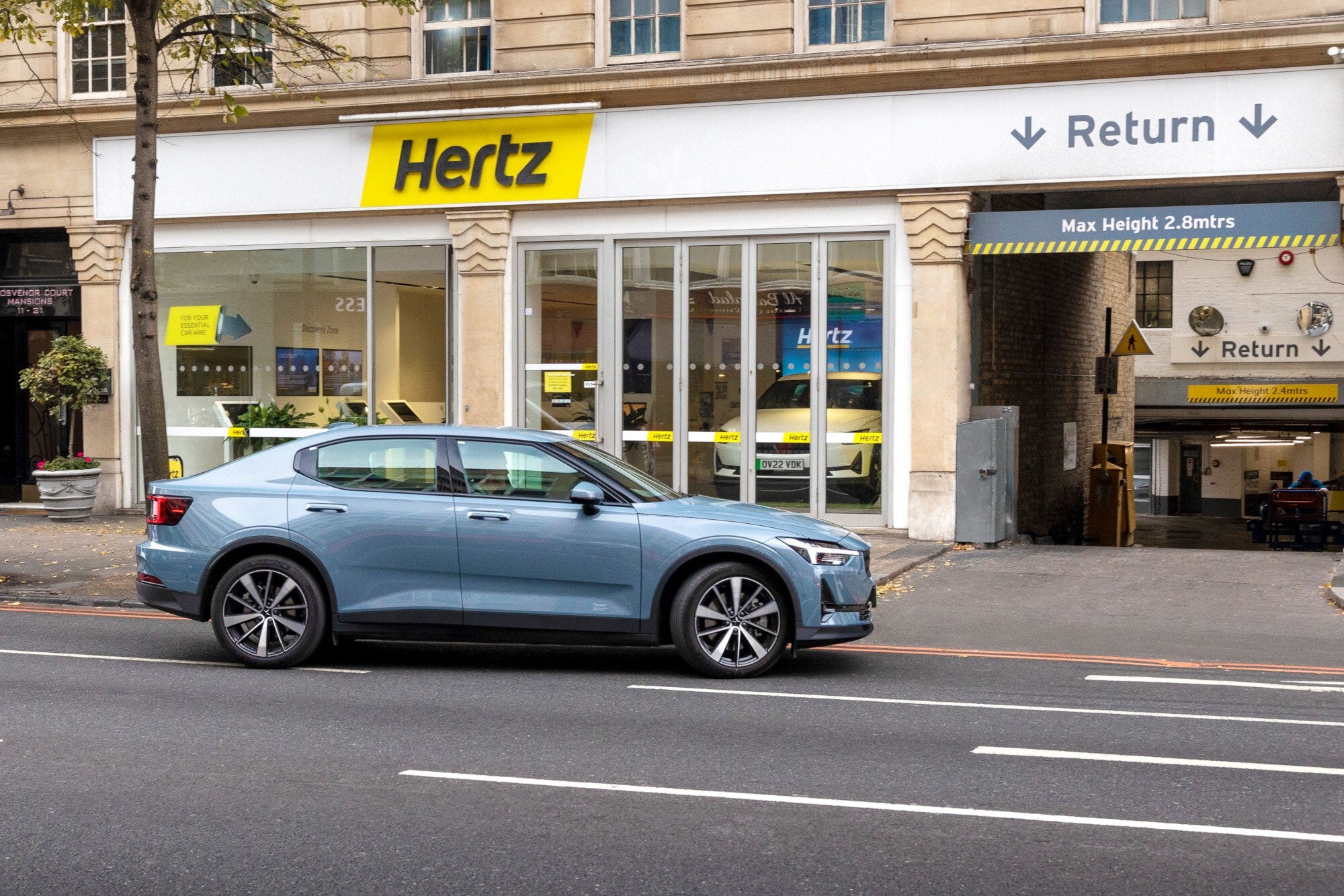 Ein Auto steht vor einer innerstädtischen Filiale des Mietwagenunternehmens Hertz. Ein Auto steht vor einer innerstädtischen Filiale des Mietwagenunternehmens Hertz.