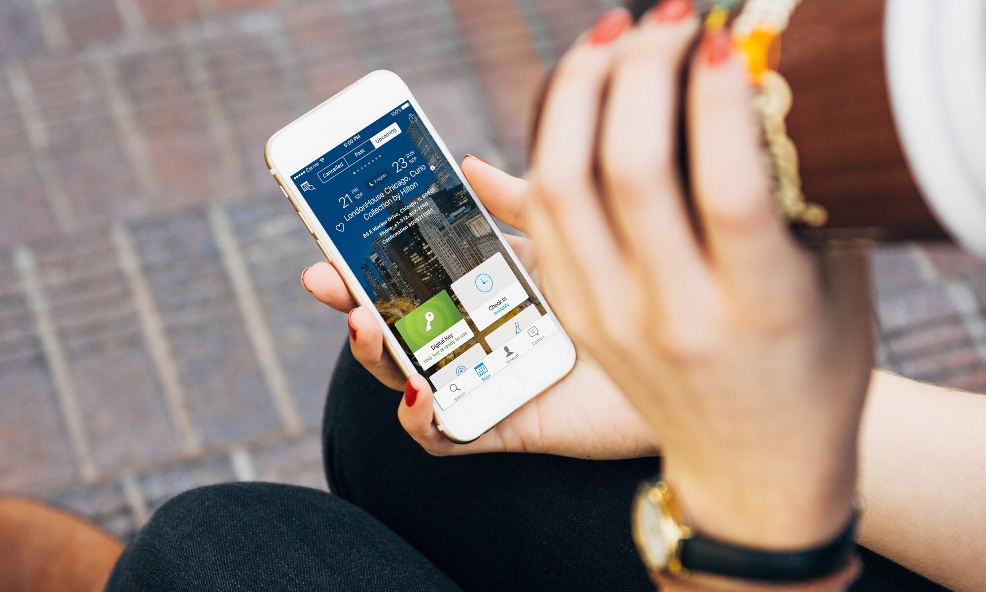 Hilton Honors Mobile App auf dem Display eines Smartphones.