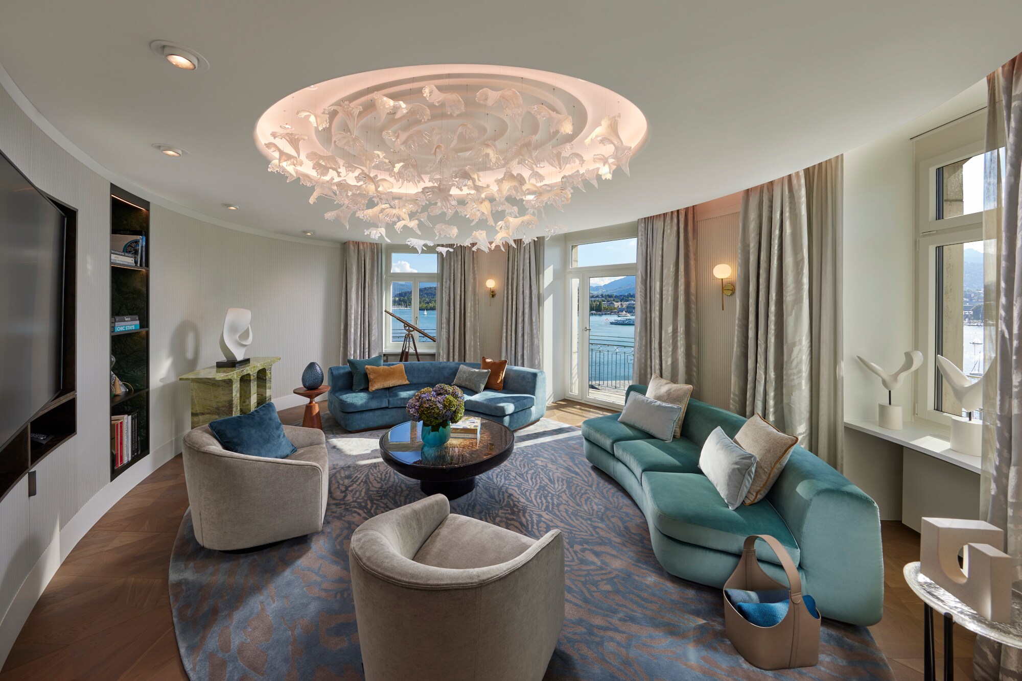 Modernes Wohnzimmer einer luxuriösen Hotelsuite mit runden Wänden und Seeblick. Modernes Wohnzimmer einer luxuriösen Hotelsuite mit runden Wänden und Seeblick.