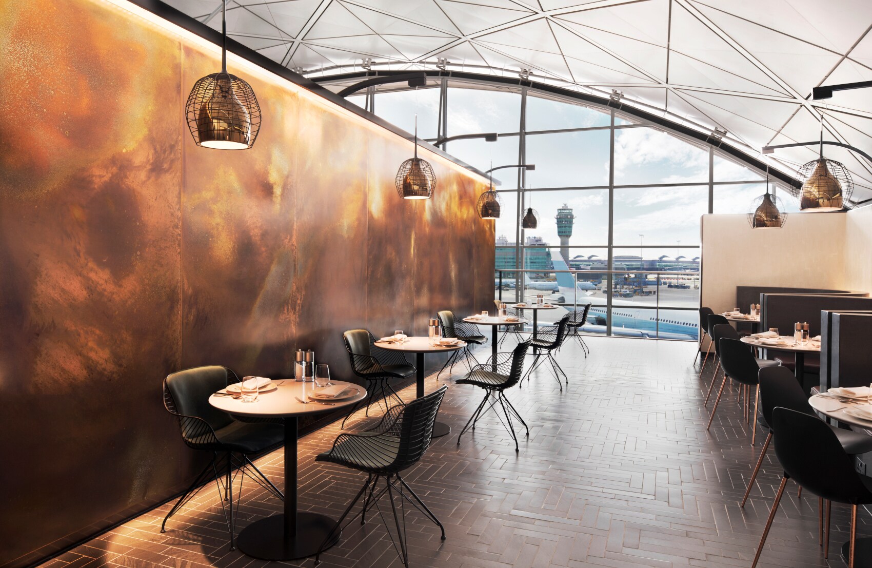 Modernes Restaurant in einer Flughafenlounge von American Express mit Panoramafenster mit Blick aufs Rollfeld