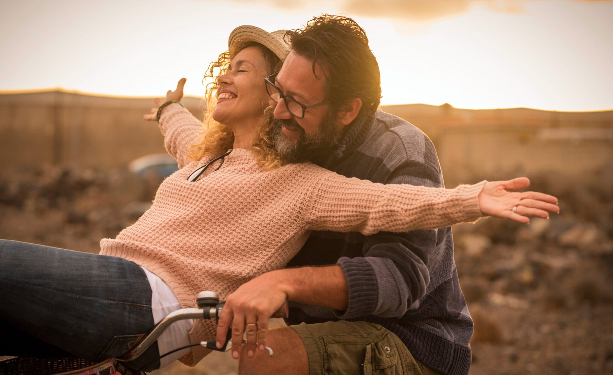 Ein fröhliche Paar genießt die Natur zusammen auf einem Fahrrad Ein fröhliche Paar genießt die Natur zusammen auf einem Fahrrad