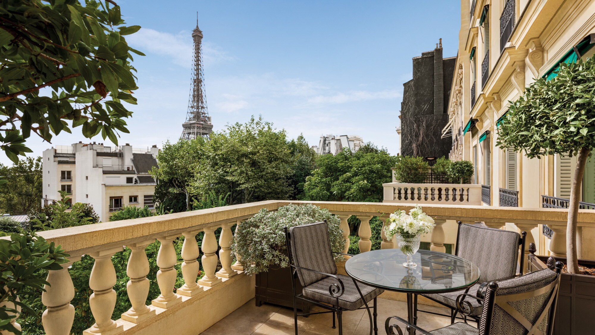 Terrasse mit Blick auf den Eiffelturm.