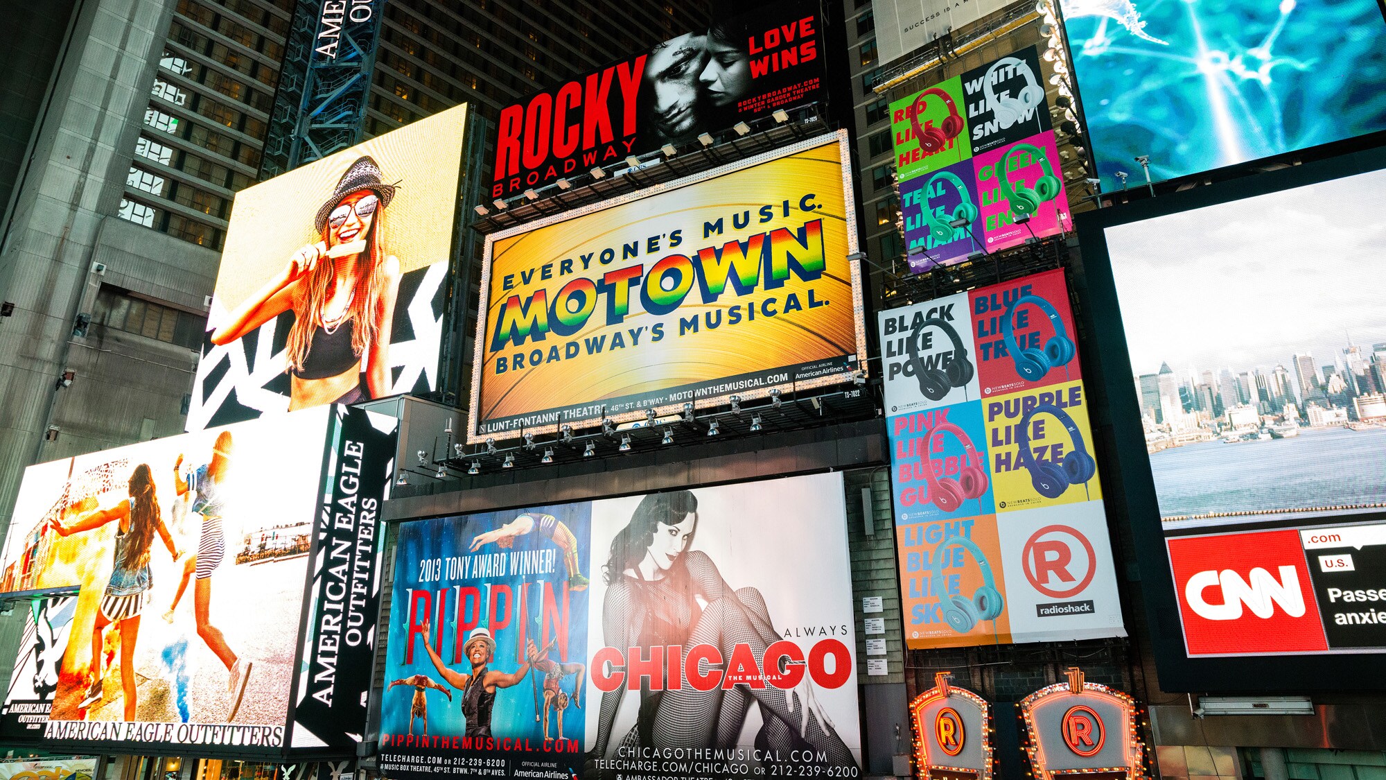 Leuchtreklametafeln am Broadway bei Nacht Leuchtreklametafeln am Broadway bei Nacht.