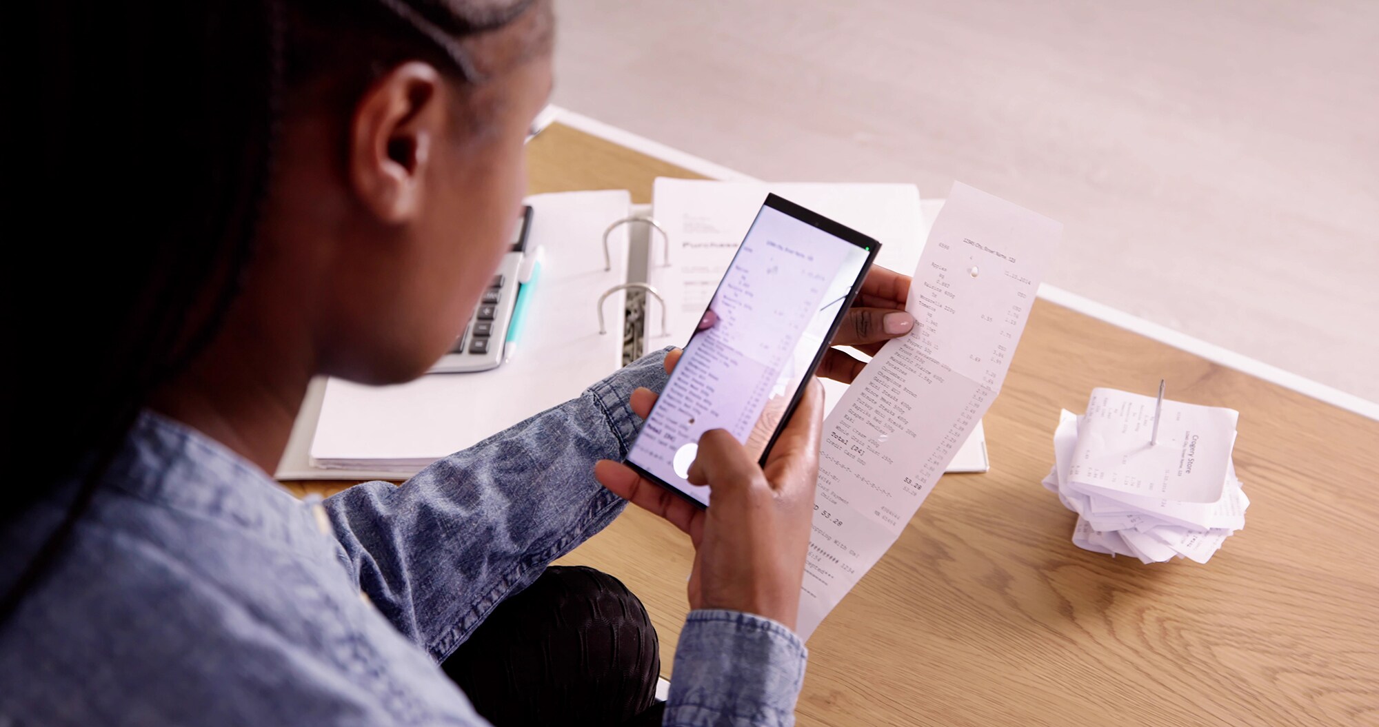 Schluss mit Belegsuche – her mit dem Premium Paket von GetMyInvoices Eine Frau scannt Belege mit ihrem Smartphone ein.