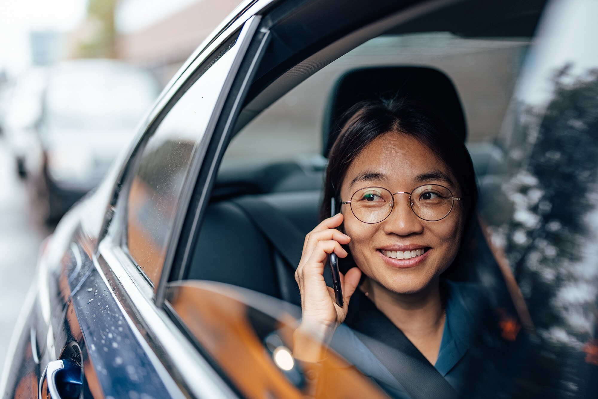 Mach es dir bequem: Mit Amex auf Dienstreise. Eine Geschäftsfrau nutzt den SIXT ride Chauffeur-Service.