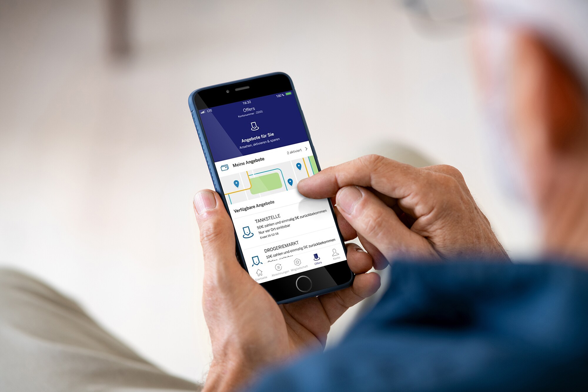 Die Amex App – sicher, übersichtlich, unkompliziert Eine Person tippt etwas auf dem Smartphone.