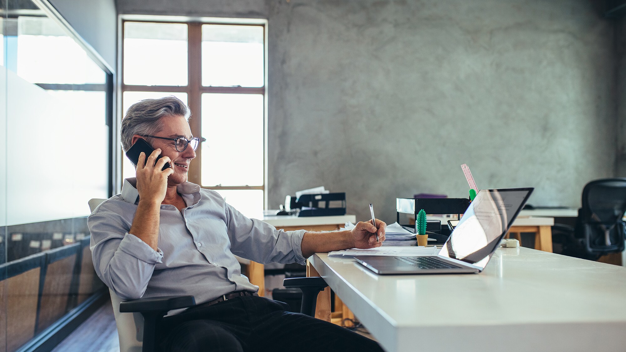 Neue Business-Beziehungen: der Amex B4B Marketplace ebnet dir den Weg Ein Geschäftsmann telefoniert in seinem Büro.