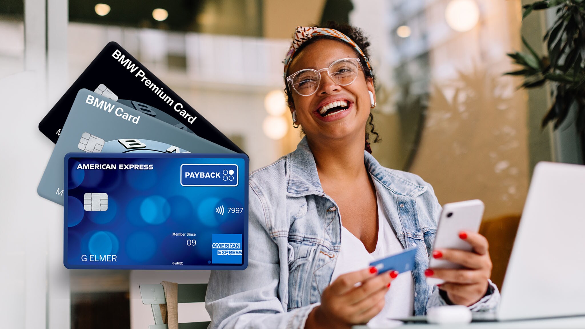 Fächer mit verschiedenen Kreditkarten von American Express, im Hintergrund eine moderne, lachende Frau mit Smartpone und blauer Kreditkarte in einem Café. Fächer mit verschiedenen Kreditkarten von American Express, im Hintergrund eine moderne, lachende Frau mit Smartpone und blauer Kreditkarte in einem Café.