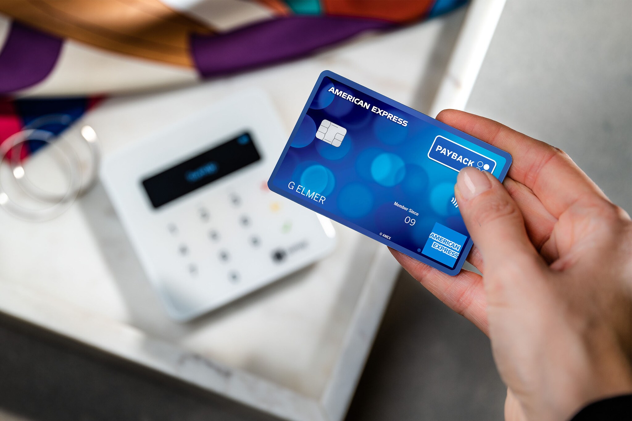 Nahaufnahme Bezahlung mit einer PAYBACK American Express Karte am Kartenlesegerät in einer Boutique Nahaufnahme Bezahlung mit einer PAYBACK American Express Karte am Kartenlesegerät in einer Boutique