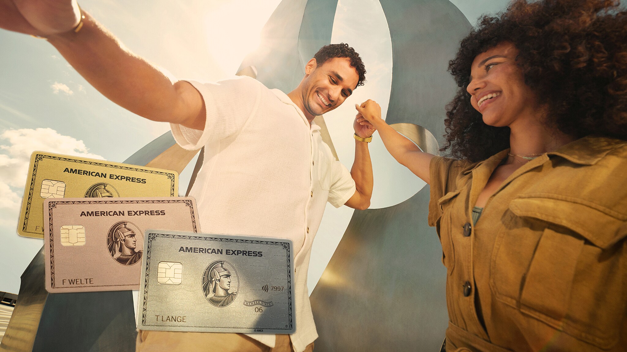 Ein Mann und eine Frau halten sich an den Händen und tanzen im Sonnenlicht.