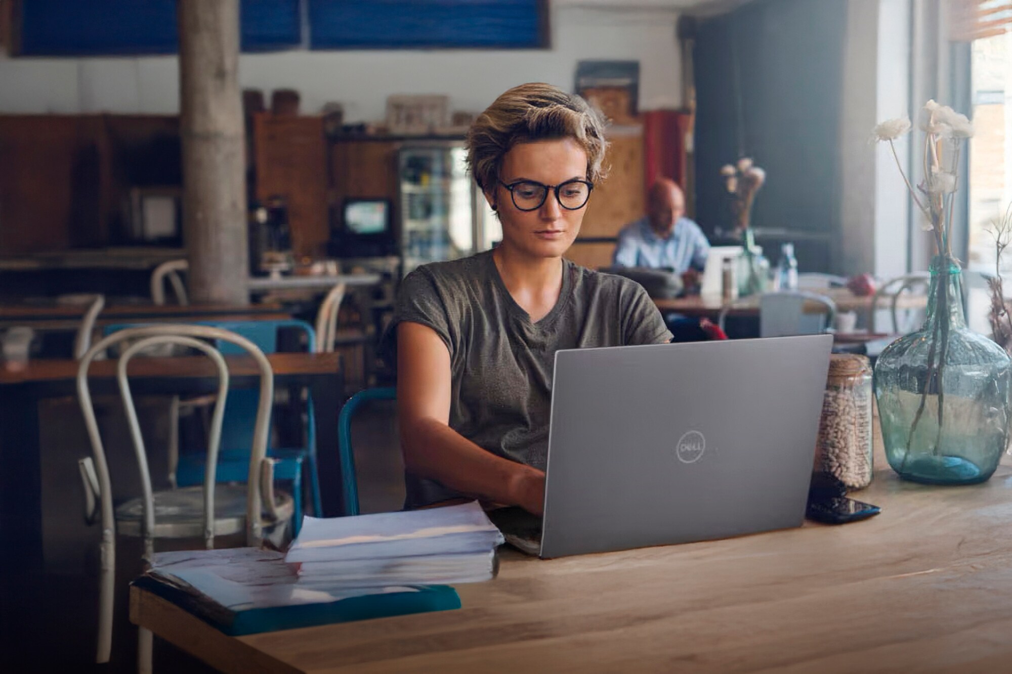 Upgrade für deine Technologie: Jetzt bis zu 200 Euro DELL Technologies Guthaben sichern Eine Frau arbeitet in einem Café am Laptop.