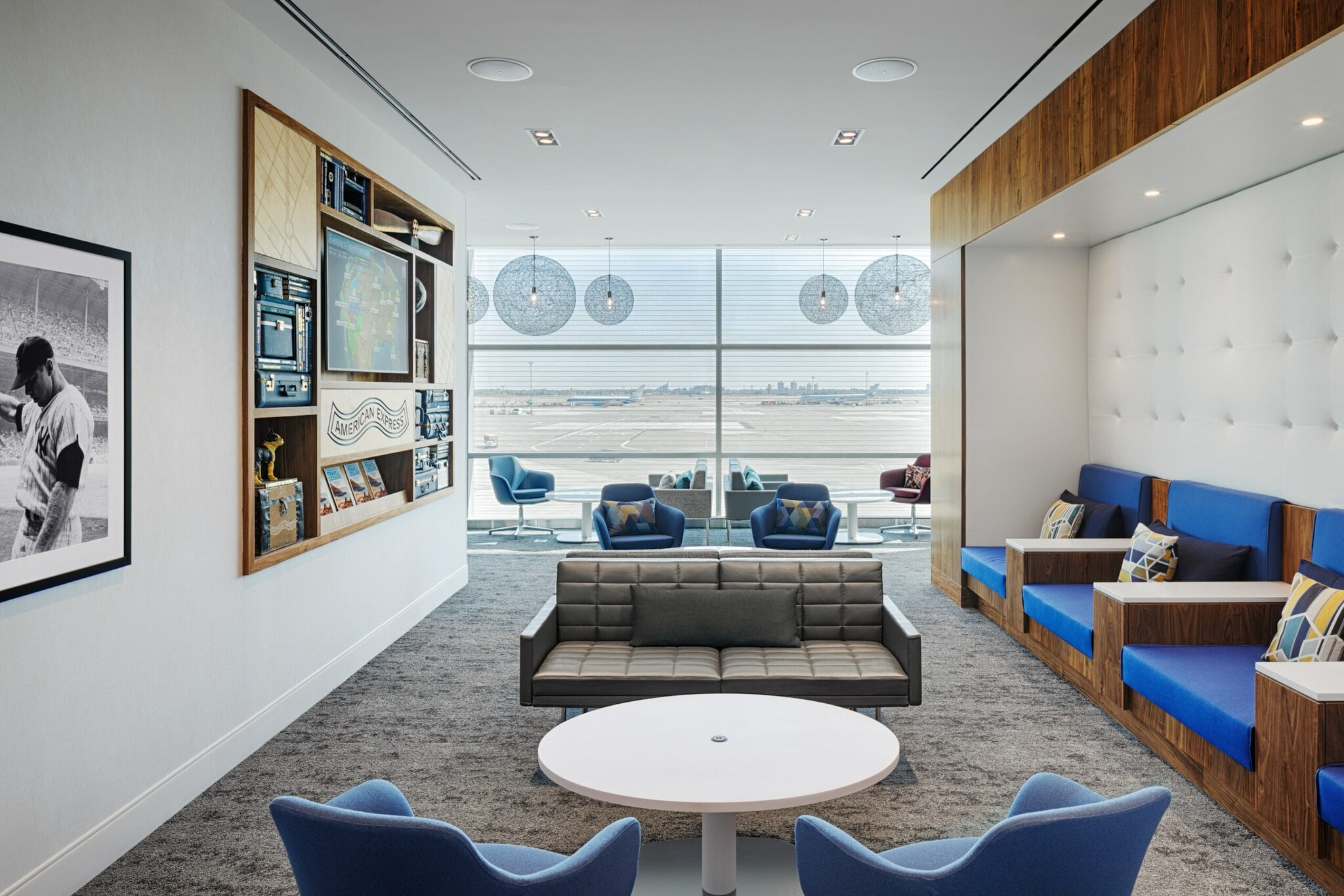 Moderne Flughafenlounge von American Express mit Panoramafenster mit Blick aufs Rollfeld Moderne Flughafenlounge von American Express mit Panoramafenster mit Blick aufs Rollfeld