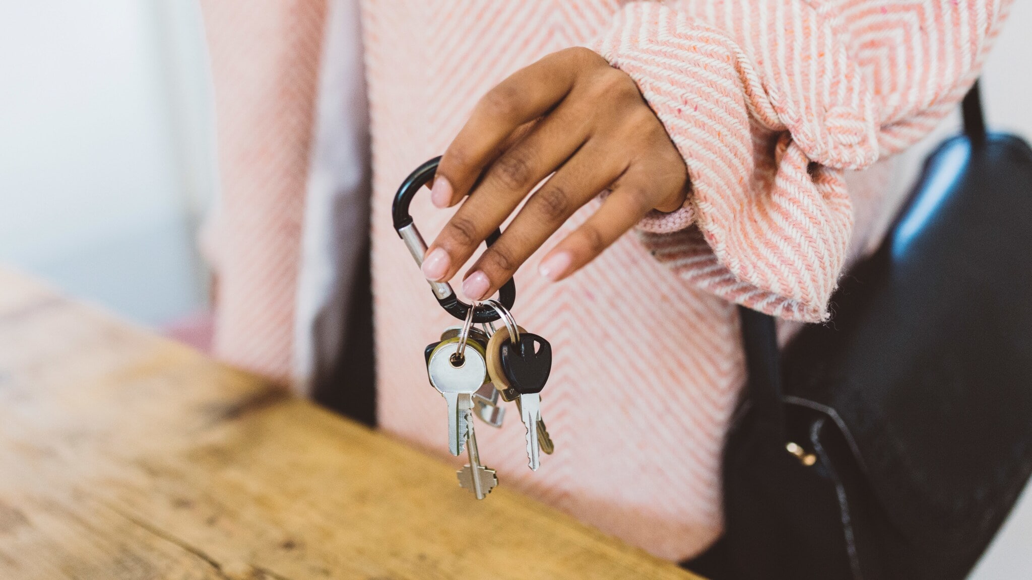 Nahaufnahme eines Schlüsselbunds in der Hand einer Frau. Nahaufnahme eines Schlüsselbunds in der Hand einer Frau.