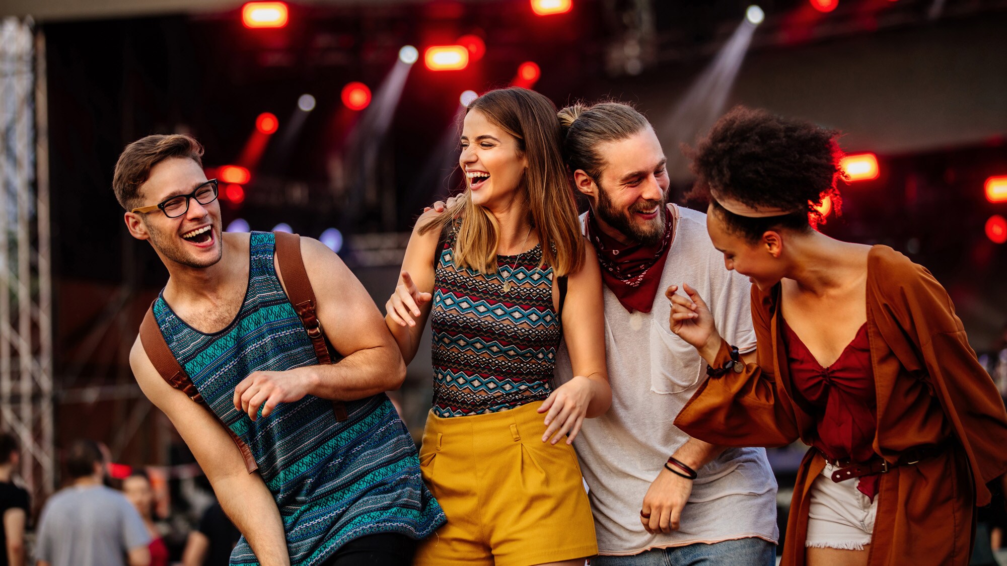 Vier gut gelaunte, junge Menschen auf einem Festival Vier gut gelaunte, junge Menschen auf einem Festival.