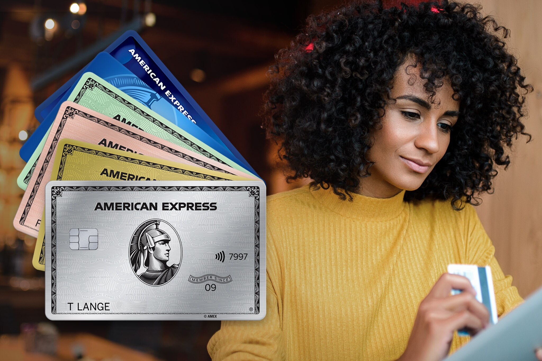 Junge Frau mit Kreditkarte in der Hand, daneben freigestellt die sechs aufgefächerte American Express Kreditkarten als Freisteller.