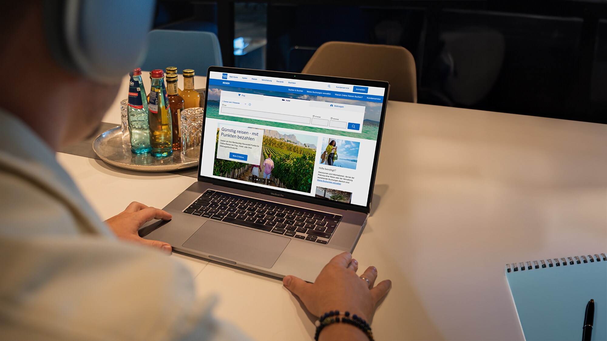 Adstark-Gründer Ruslan Ilyassov arbeitet an Laptop.