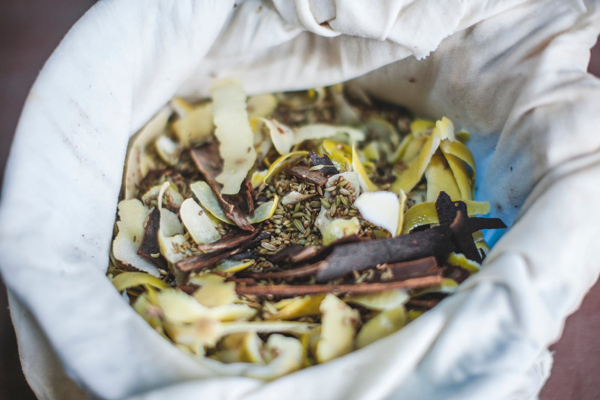 Säckchen mit Kräutern und Gewürzen zum Veredeln von Gin