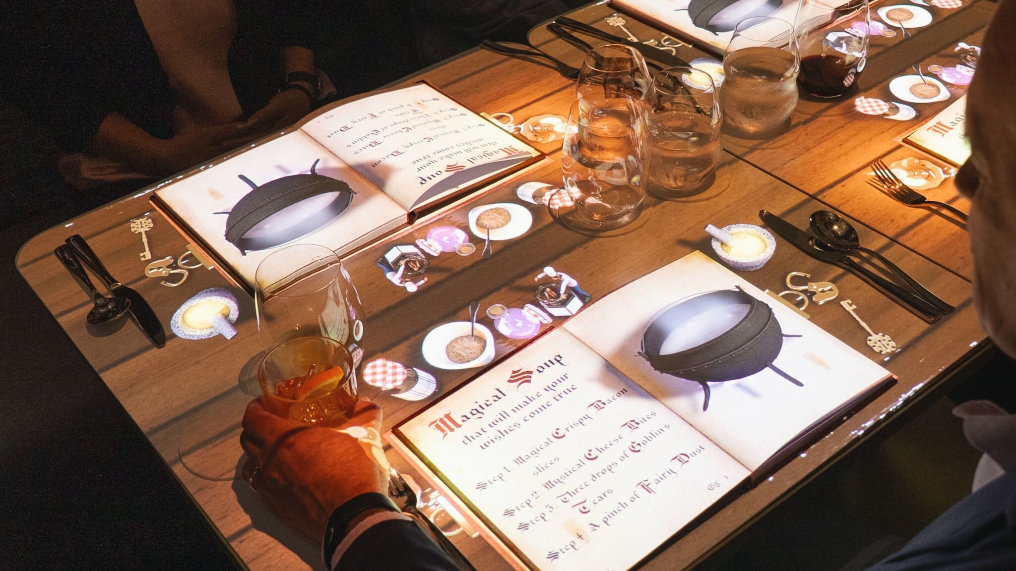 Lichtprojektionen auf einem eingedeckten Esstisch. Lichtprojektionen auf einem eingedeckten Esstisch.