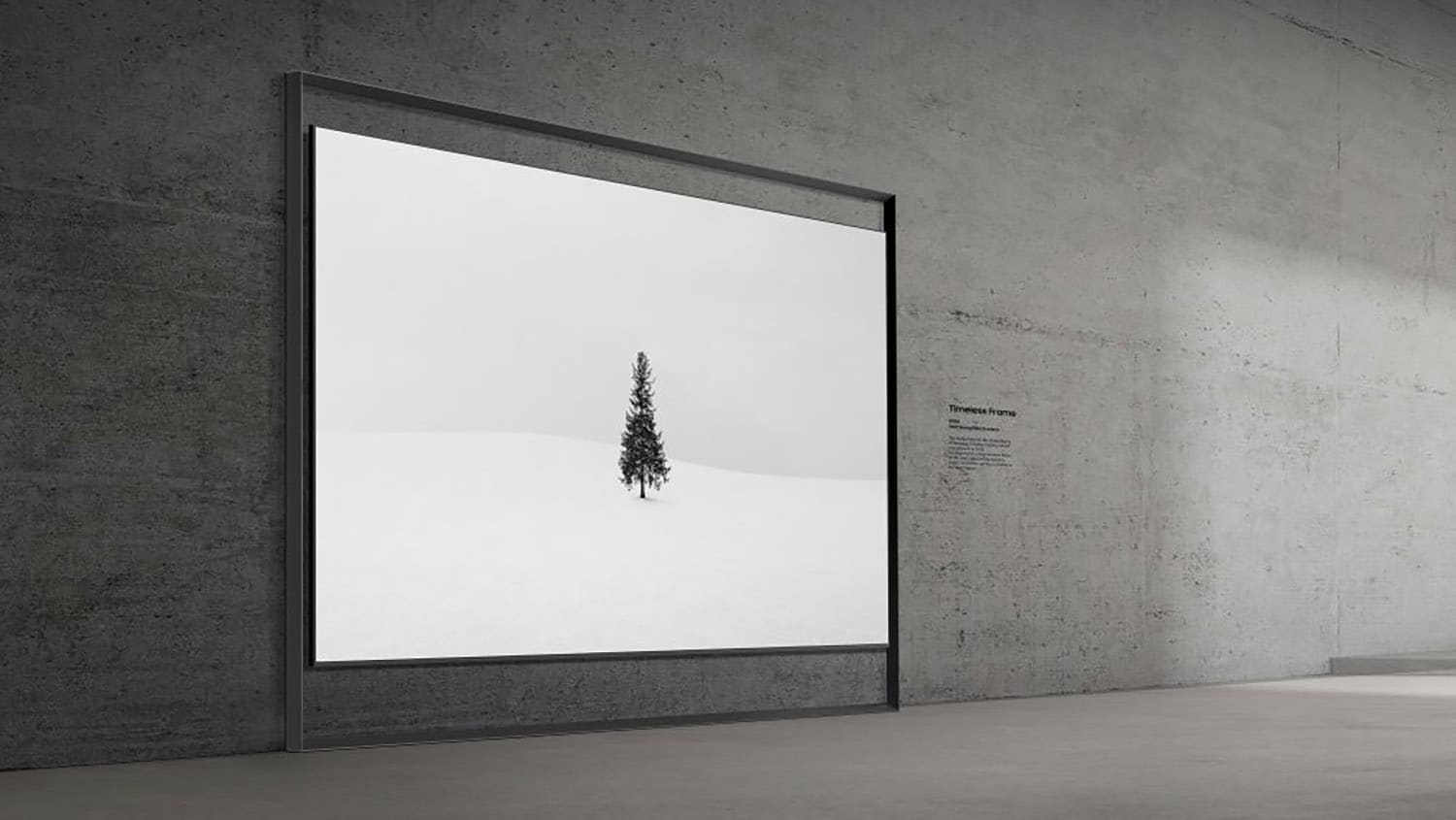 Ein überdimensionierter Flachbildschirm an einer Betonwand.