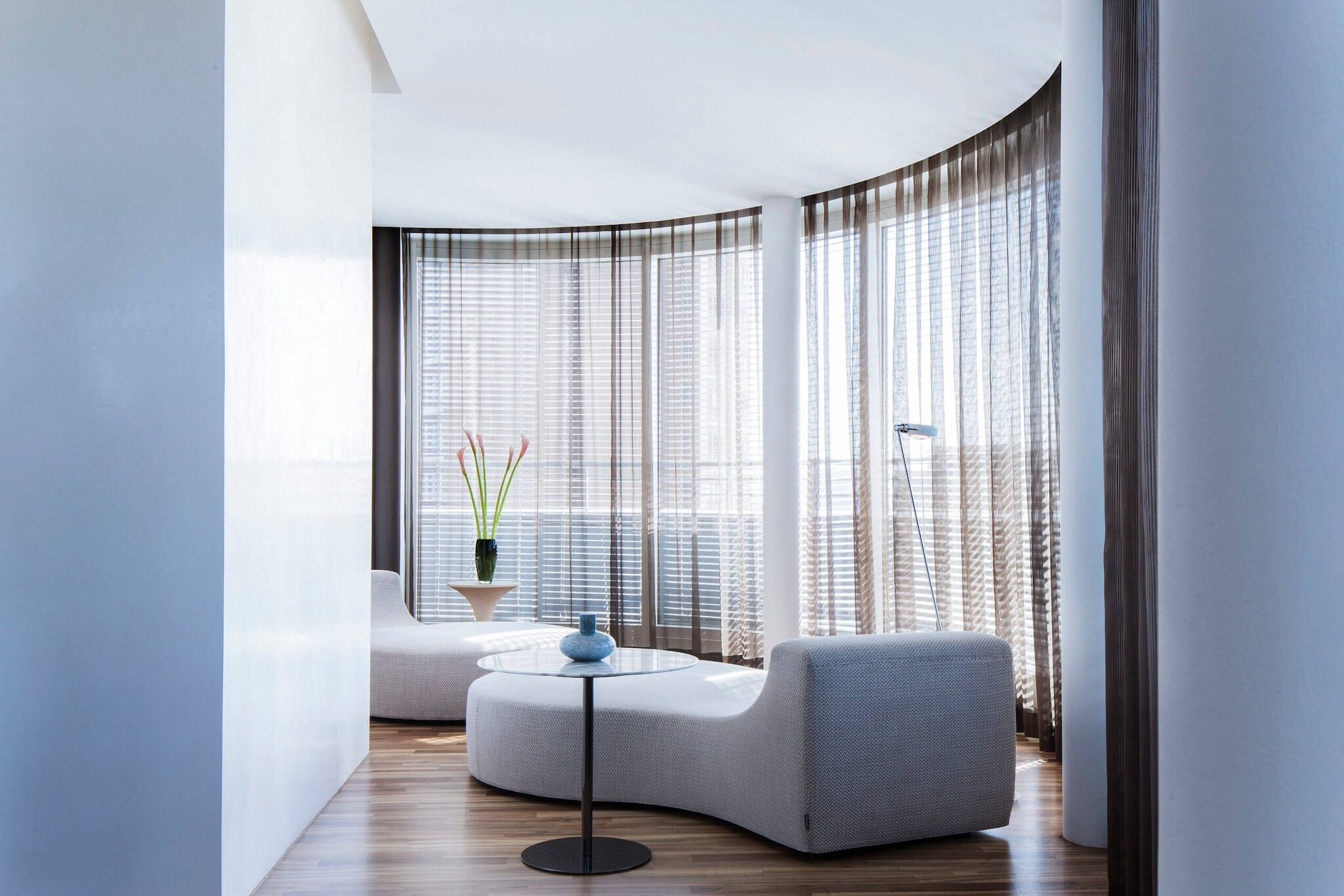 Die Chaiselongue in einer der Suiten steht direkt vor dem Balkon.