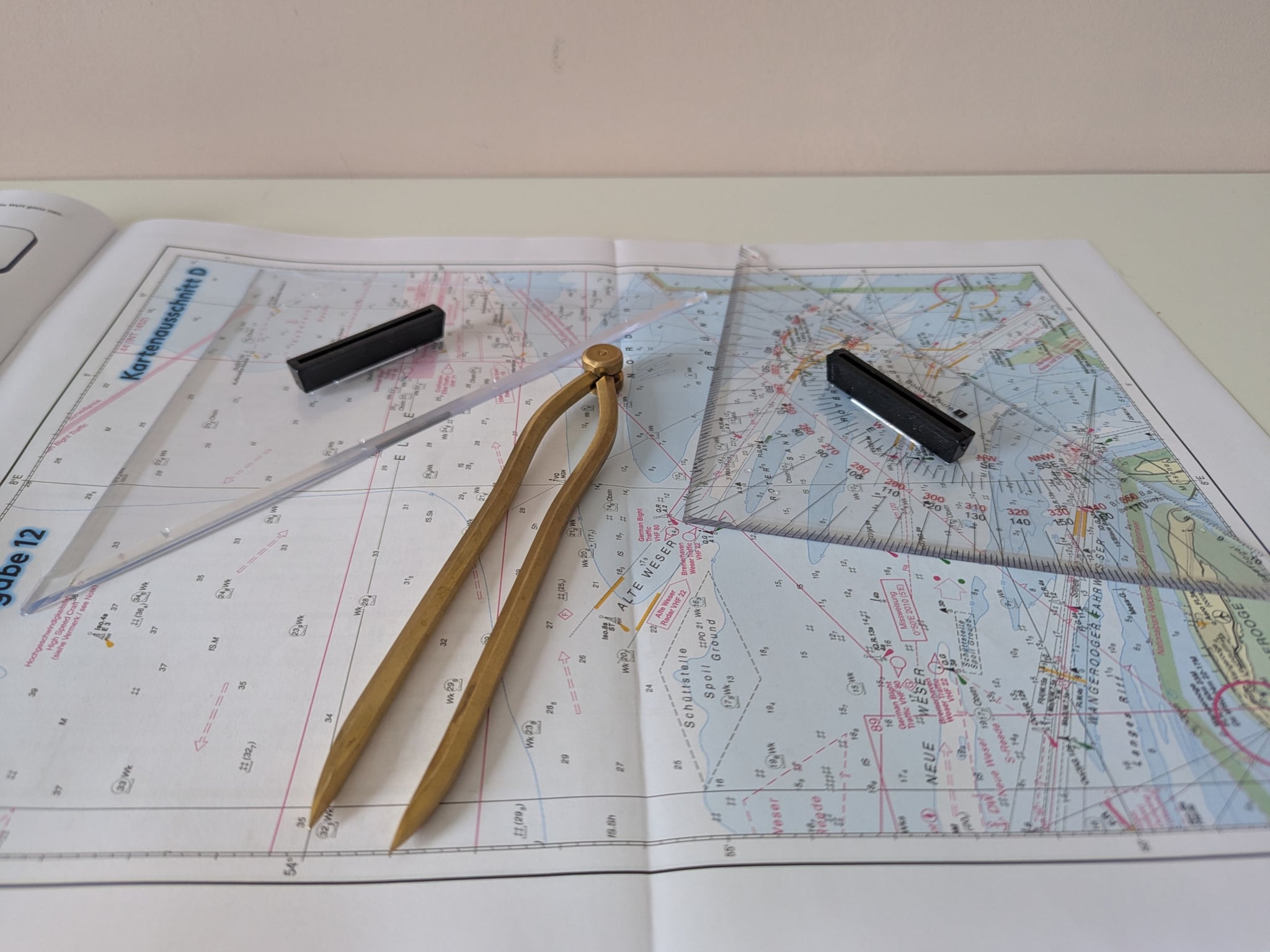 Seekarte mit Navigationszirkel während der Theorie zum Sportbootführerschein.