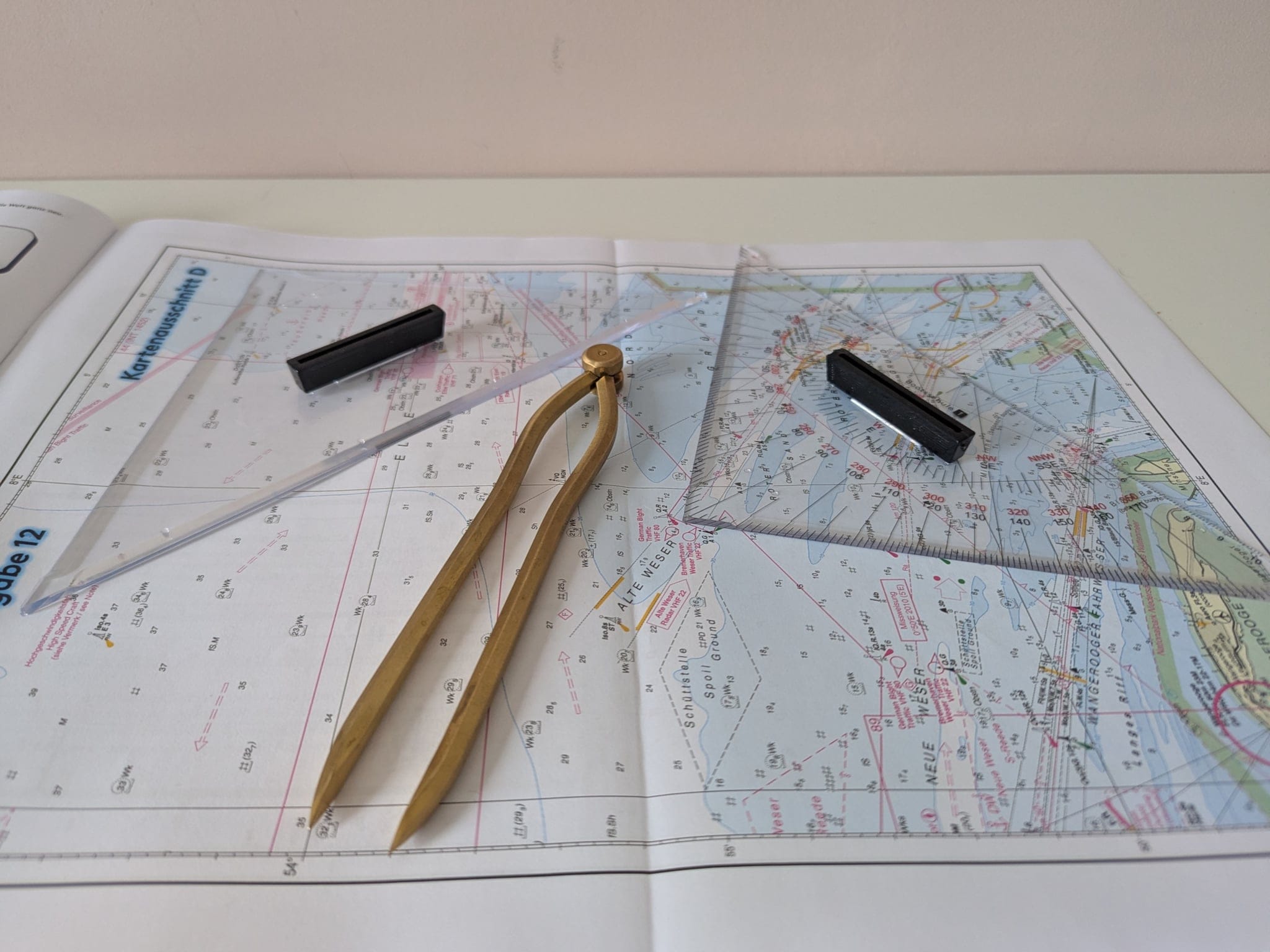 Seekarte mit Navigationszirkel während der Theorie zum Sportbootführerschein. Seekarte mit Navigationszirkel während der Theorie zum Sportbootführerschein.