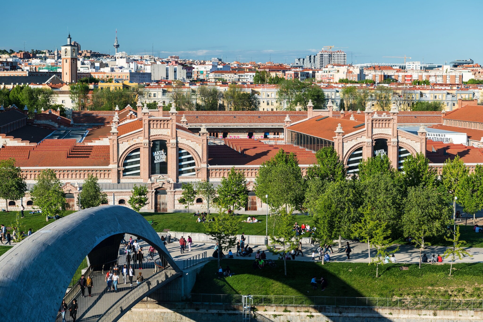 Stadtpanorama mit Personen vor einem Kulturzentrum in Madrid.