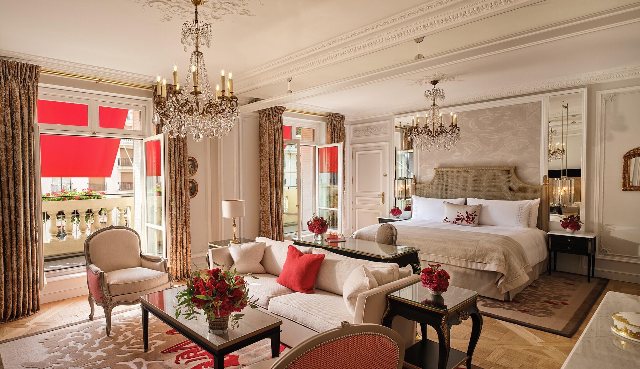 Luxuriöse Hotelsuite mit Kronleuchtern und Balkon in Innenstadtlage.