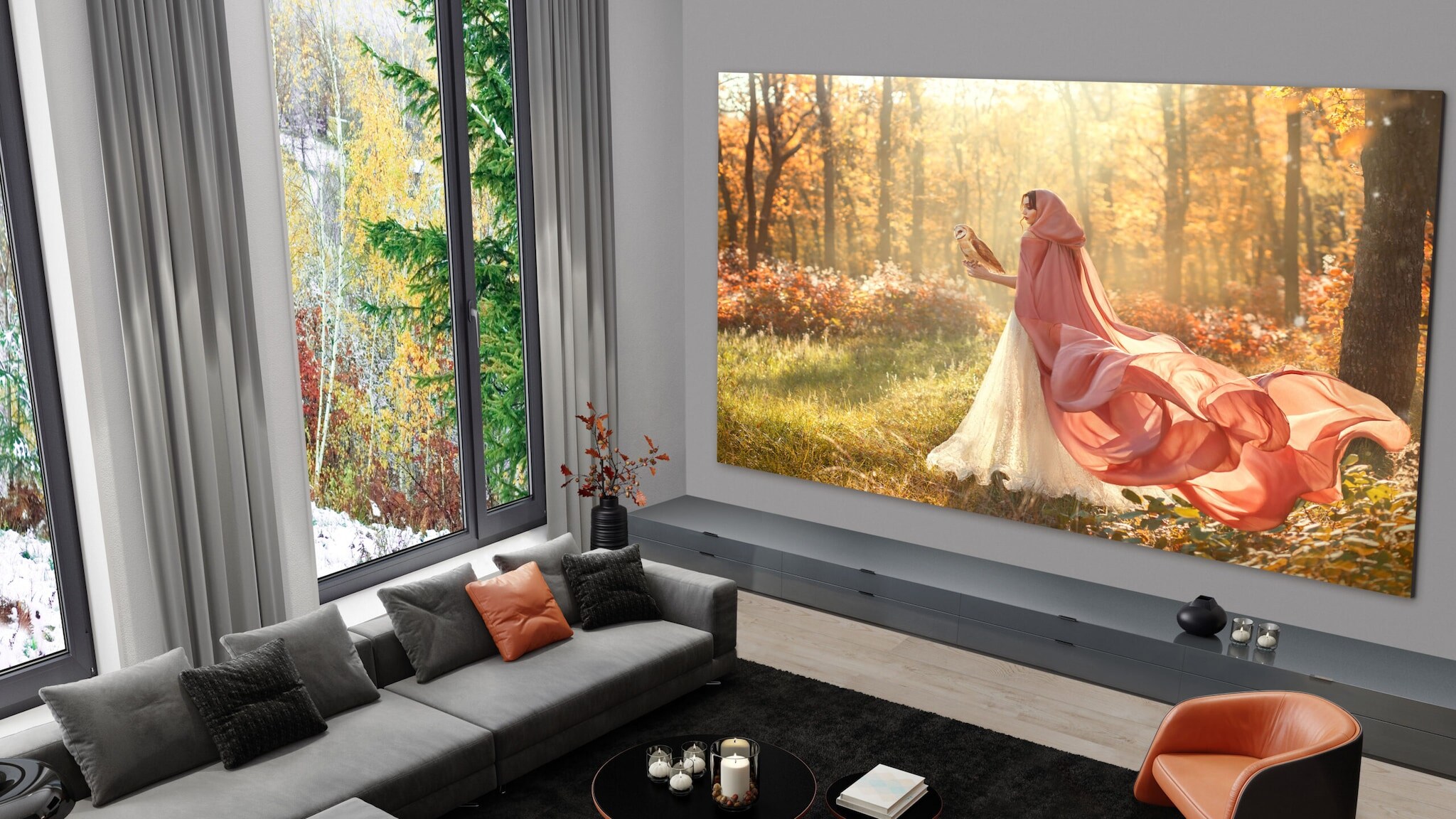 Ein flächenfüllender LED-Fenseher an der Wand in einem Wohnzimmer mit hohen Wänden und Panoramafenster.