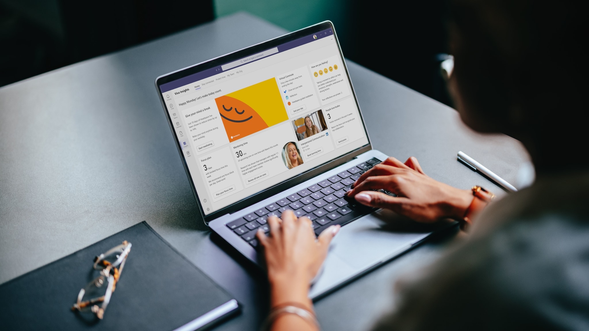 Eine Person an einem Schreibtisch sitzt an einem Laptop mit Microsoft-App auf dem Display. Eine Person an einem Schreibtisch sitzt an einem Laptop mit Microsoft-App auf dem Display.
