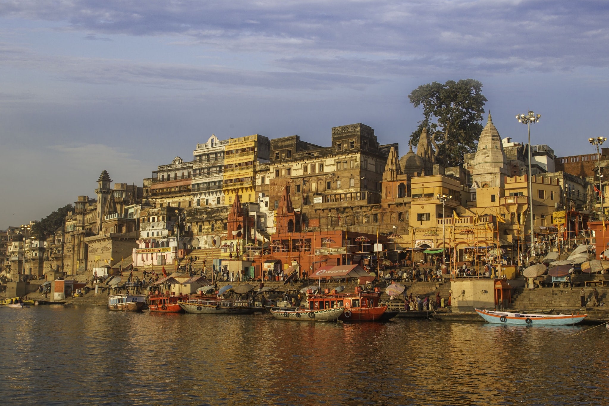 Blick auf Varanasi am Morgen vom Ganges aus. Blick auf Varanasi am Morgen vom Ganges aus.