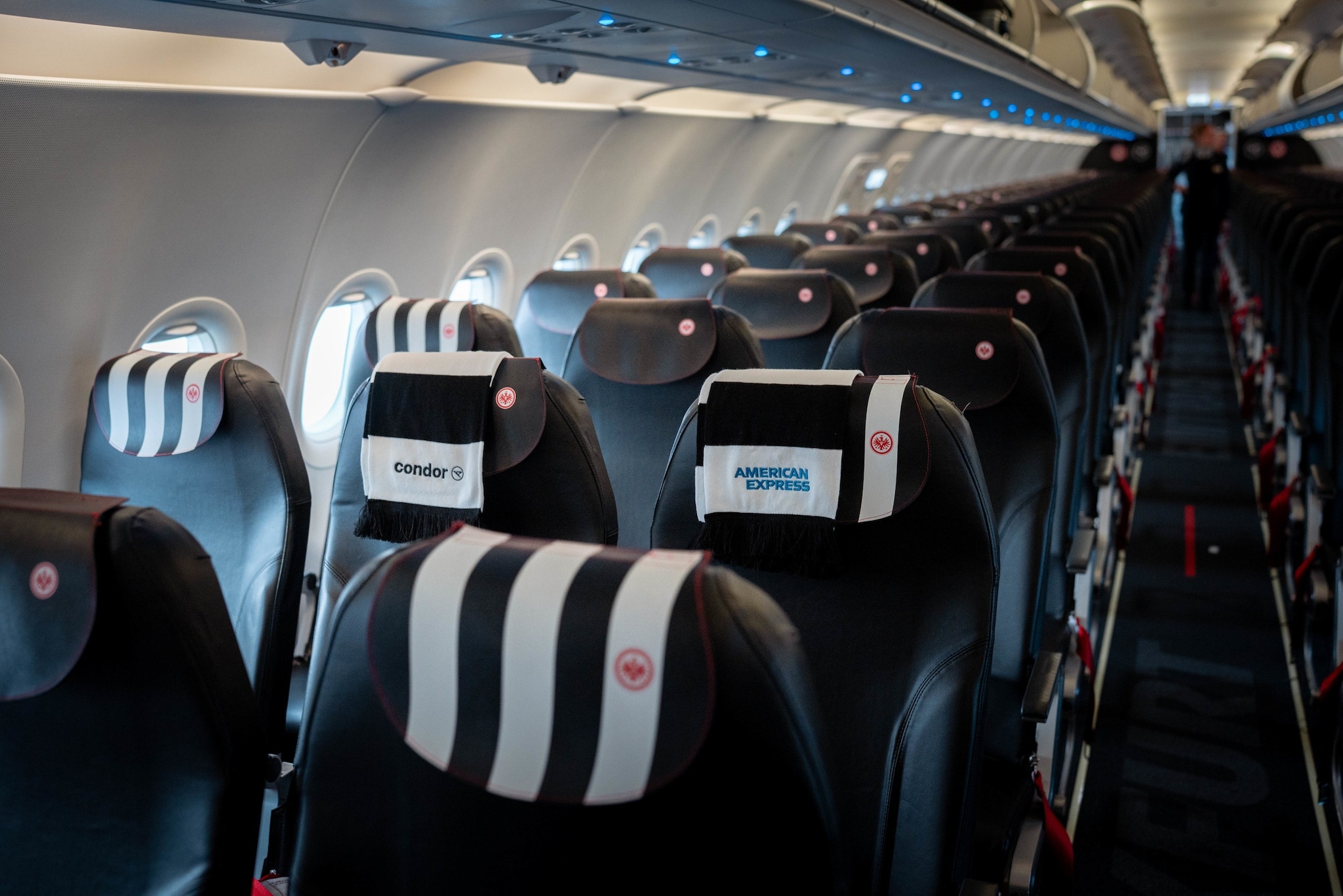 Sitzplätze eines Condor Business-Class-Fluges mit einem Fanschal der Eintracht Frankfurt über der Lehne. Sitzplätze eines Condor Business-Class-Fluges mit einem Fanschal der Eintracht Frankfurt über der Lehne.