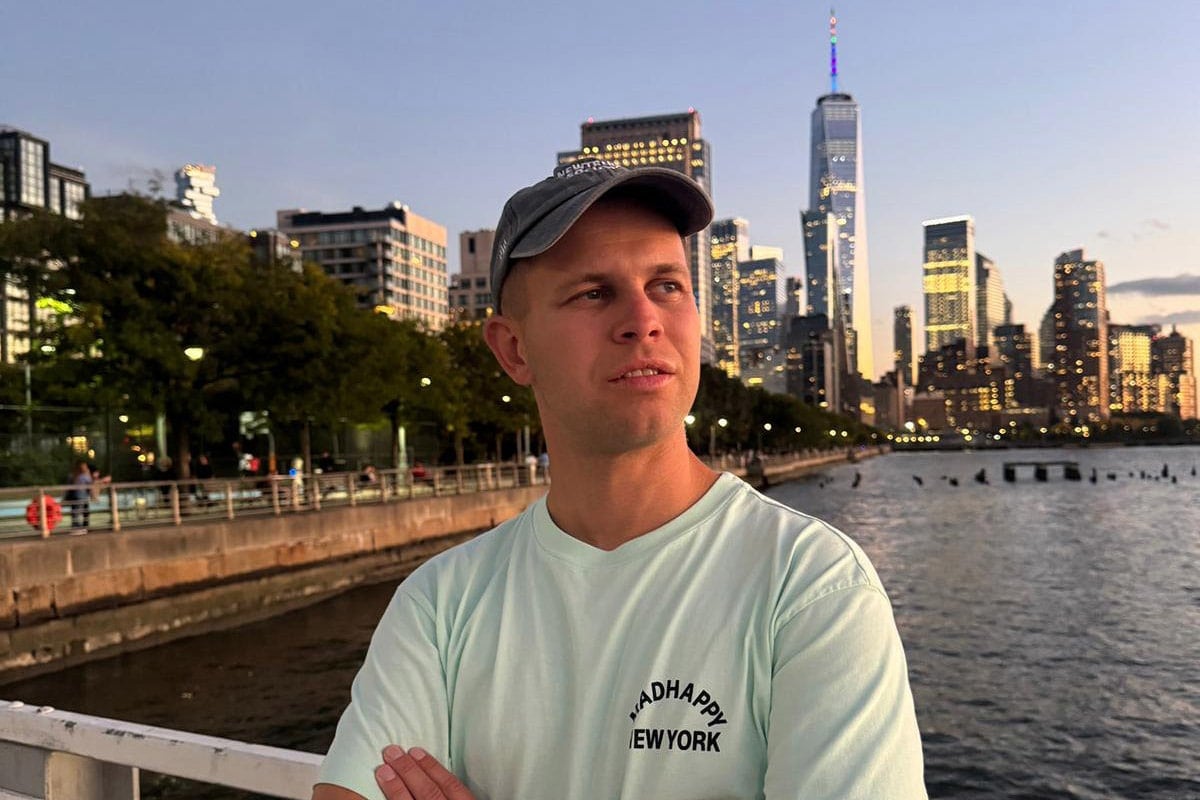 Porträt von Benjamin Diedering mit Baseballcap vor der Skyline New Yorks am Wasser. Porträt von Benjamin Diedering mit Baseballcap vor der Skyline New Yorks am Wasser.