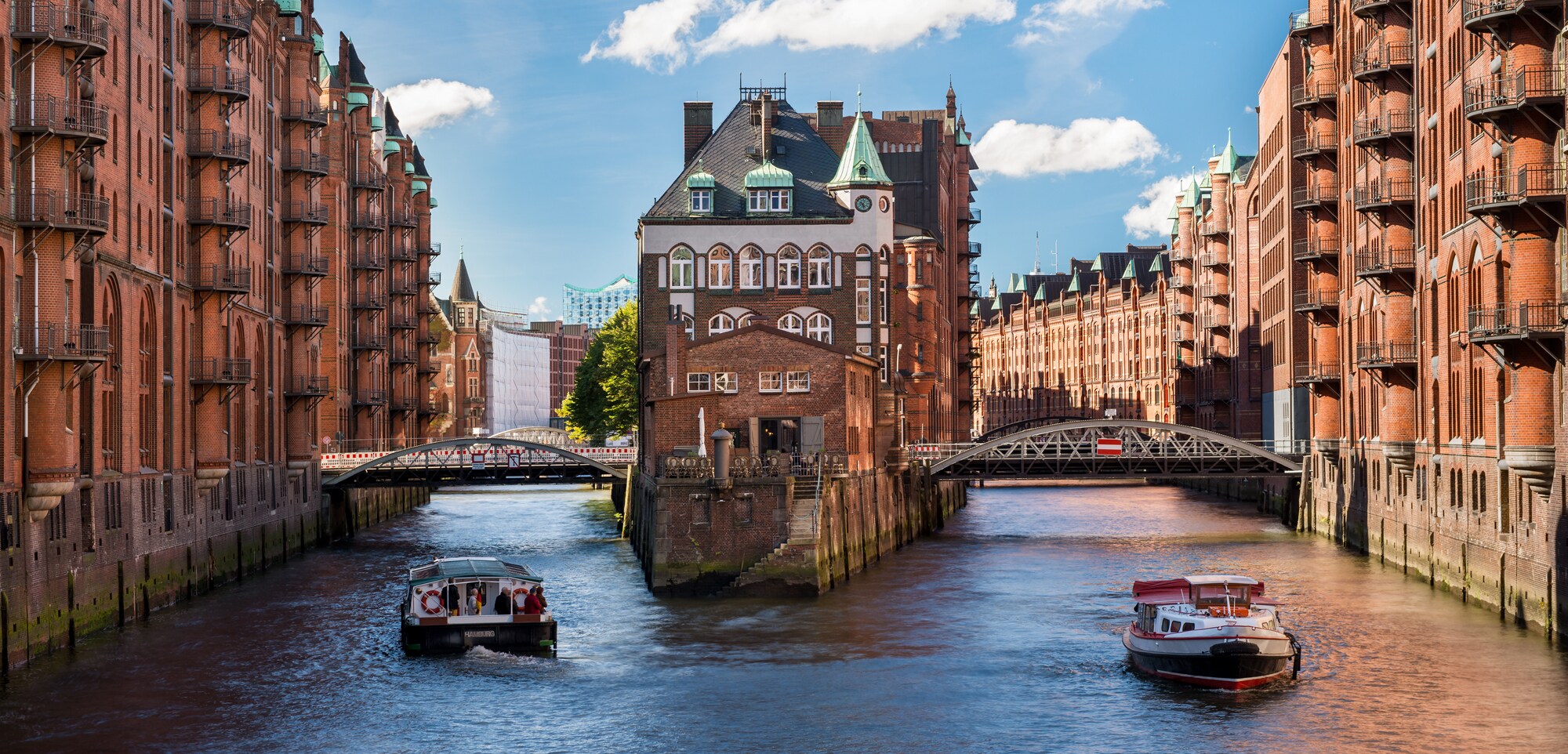Dienstreise Hamburg Boote fahren auf den Kanälen der Speicherstadt in Hamburg.