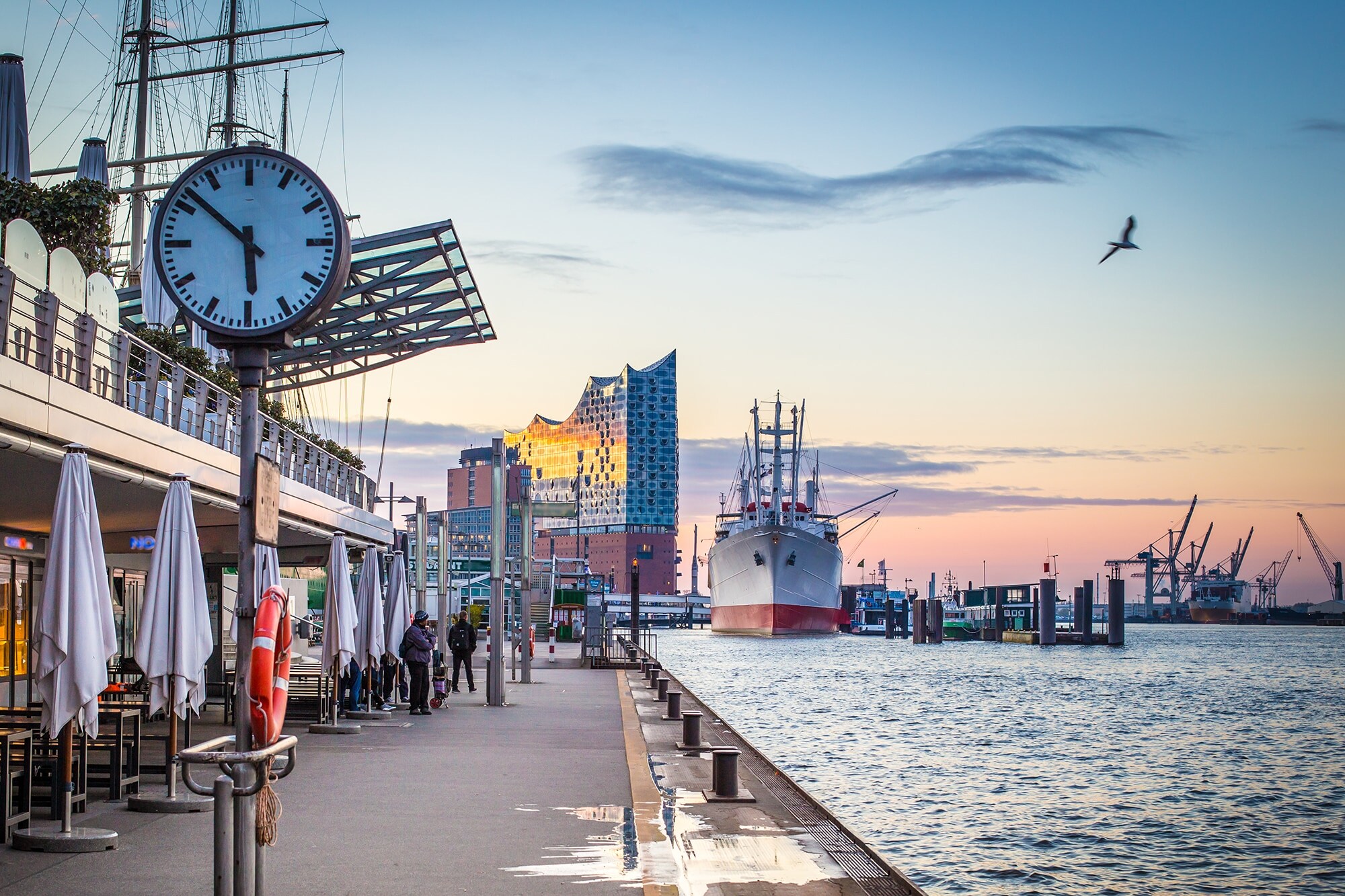 Feierabend in Hamburg: Geheimtipps für deine Dienstreise. Das Foto zeigt den Hamburger Hafen mit der Elbphilharmonie im Hintergrund.