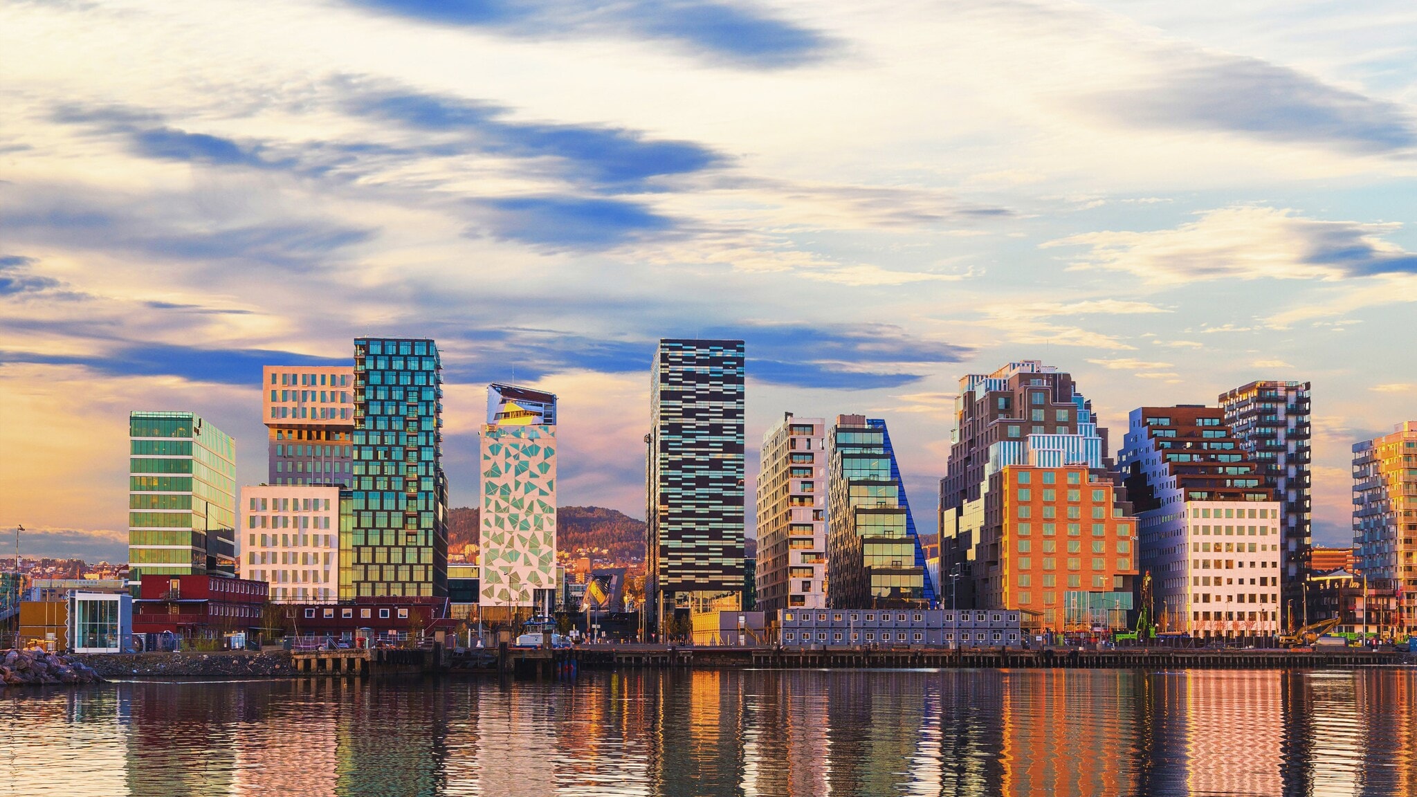 Eine Skyline mit verschieden Hochhäusern liegt direkt an einem Fluss. Eine Skyline mit verschieden Hochhäusern liegt direkt an einem Fluss.