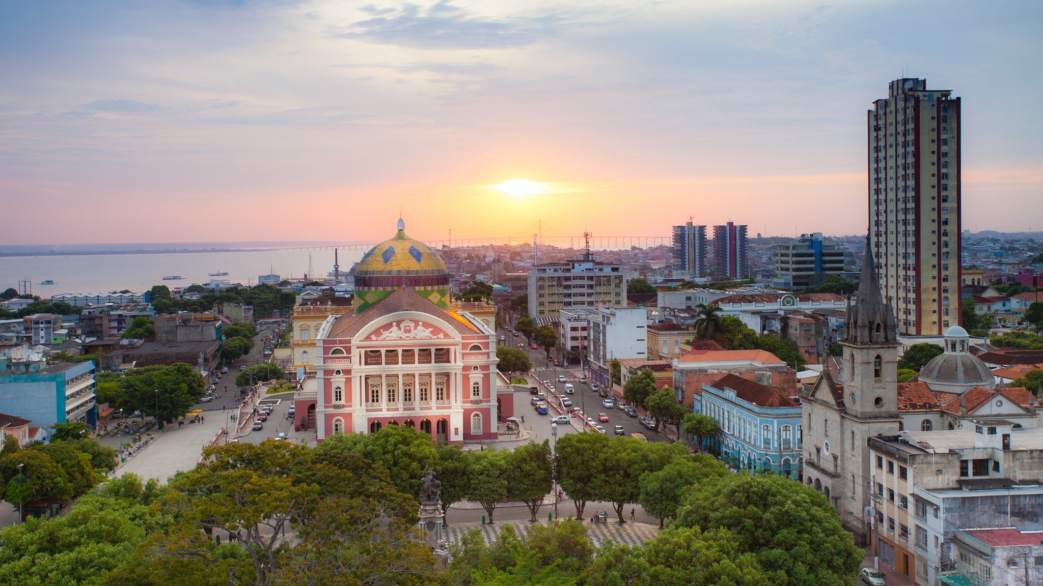 Ein auffälliges Gebäude steht an einer Straße umgeben von anderne Häusern. Ein auffälliges Gebäude steht an einer Straße umgeben von anderne Häusern.