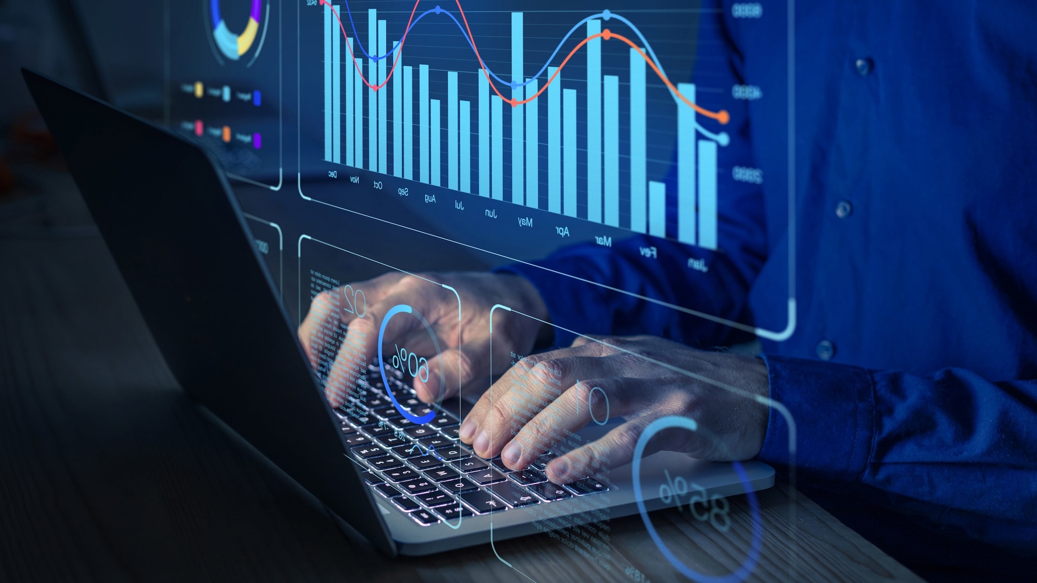 Eine Person bedient einen Laptop, darüber gelegt ist eine Grafik mit Balkendiagrammen. Eine Person bedient einen Laptop, darüber gelegt ist eine Grafik mit Balkendiagrammen.