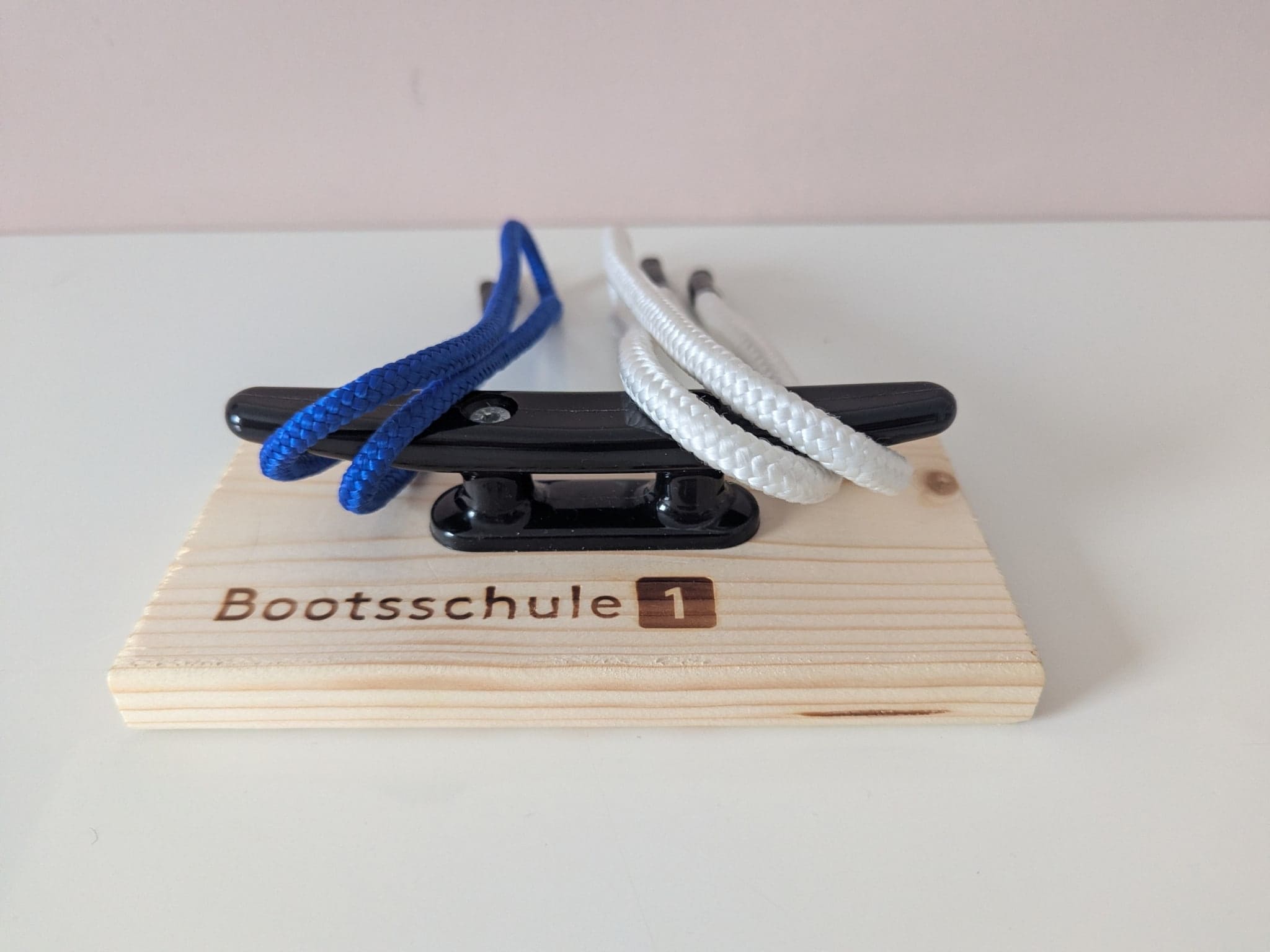 Bootsleine an einer Klampe als praktische Übung während der BootsführerscheinAusbildung. Bootsleine an einer Klampe als praktische Übung während der BootsführerscheinAusbildung.