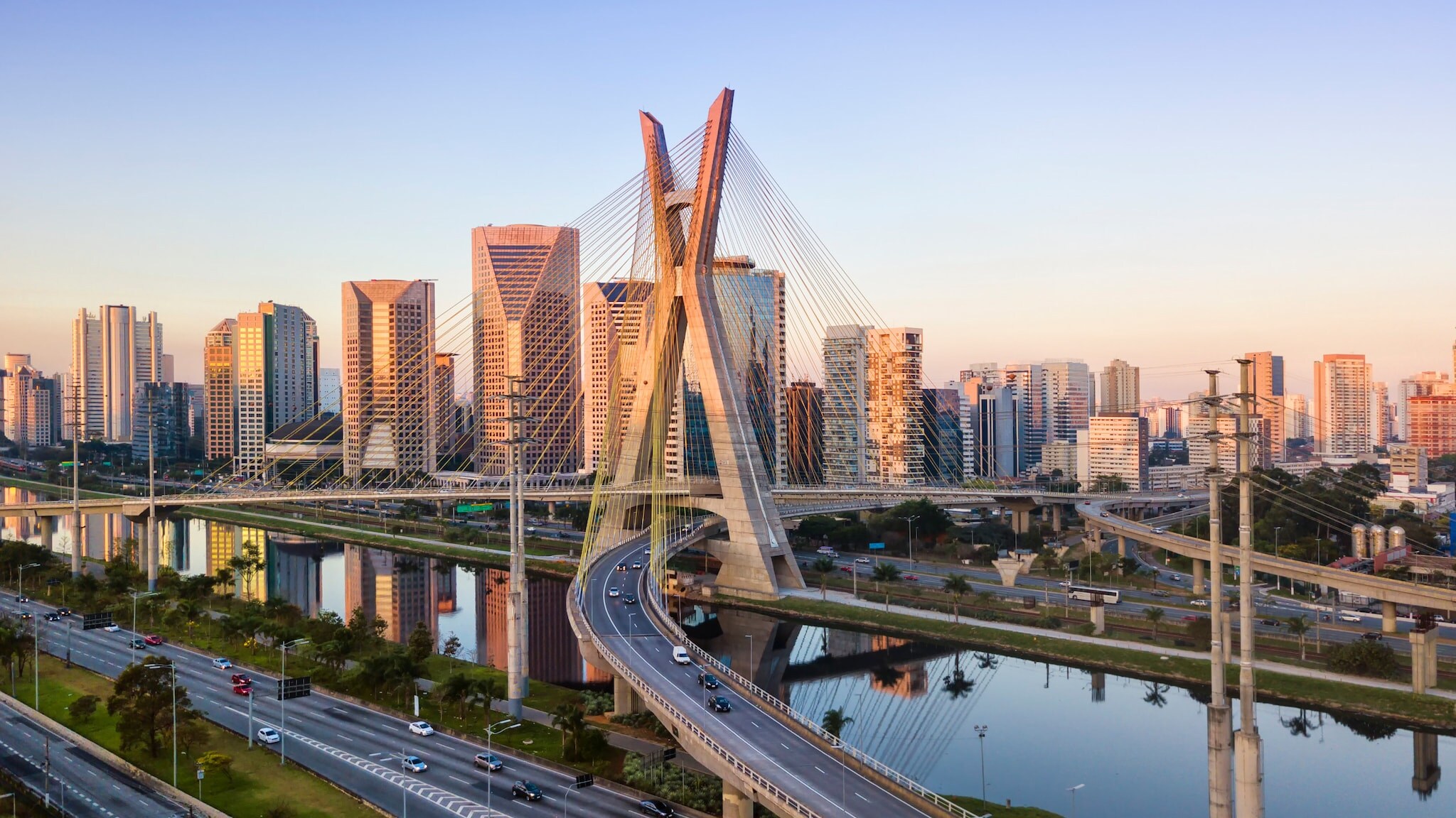 Eine Brücke führt durch eine Stadt mit vielen Wolkenkratzern
