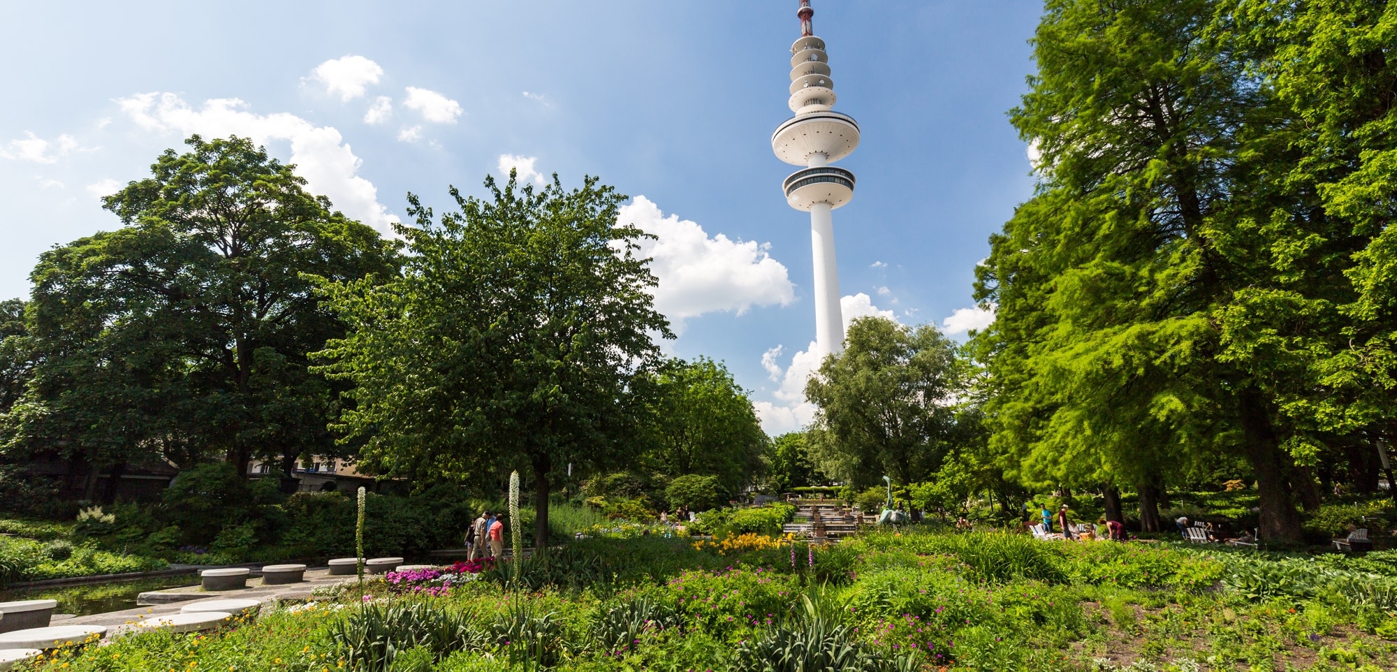 Dienstreise Hamburg Das Foto zeigt den Park Planten und Blomen in Hamburg mit dem Fernsehturm im Hintergrund.