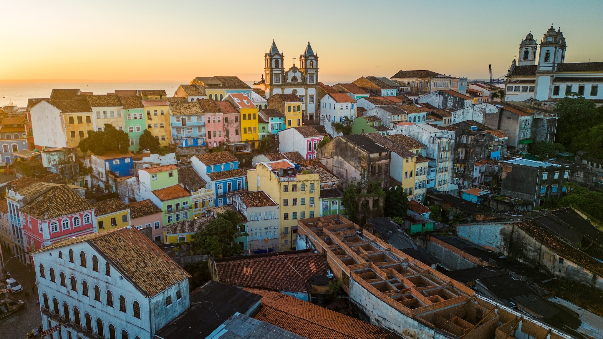 Auf einem Hügel liegt eine Stadt mit kleinen bunten Häusern. Auf einem Hügel liegt eine Stadt mit kleinen bunten Häusern.