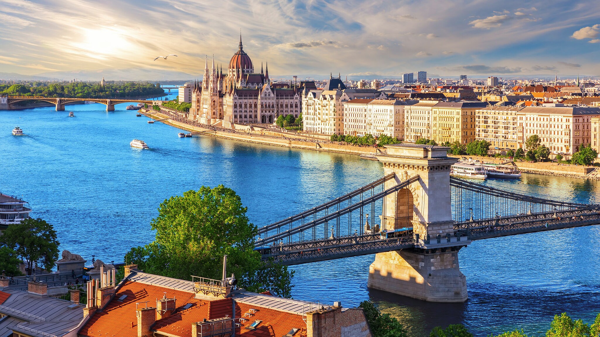 Stadtpanorama von Budapest mit Brücke und Kathedrale am Fluss.