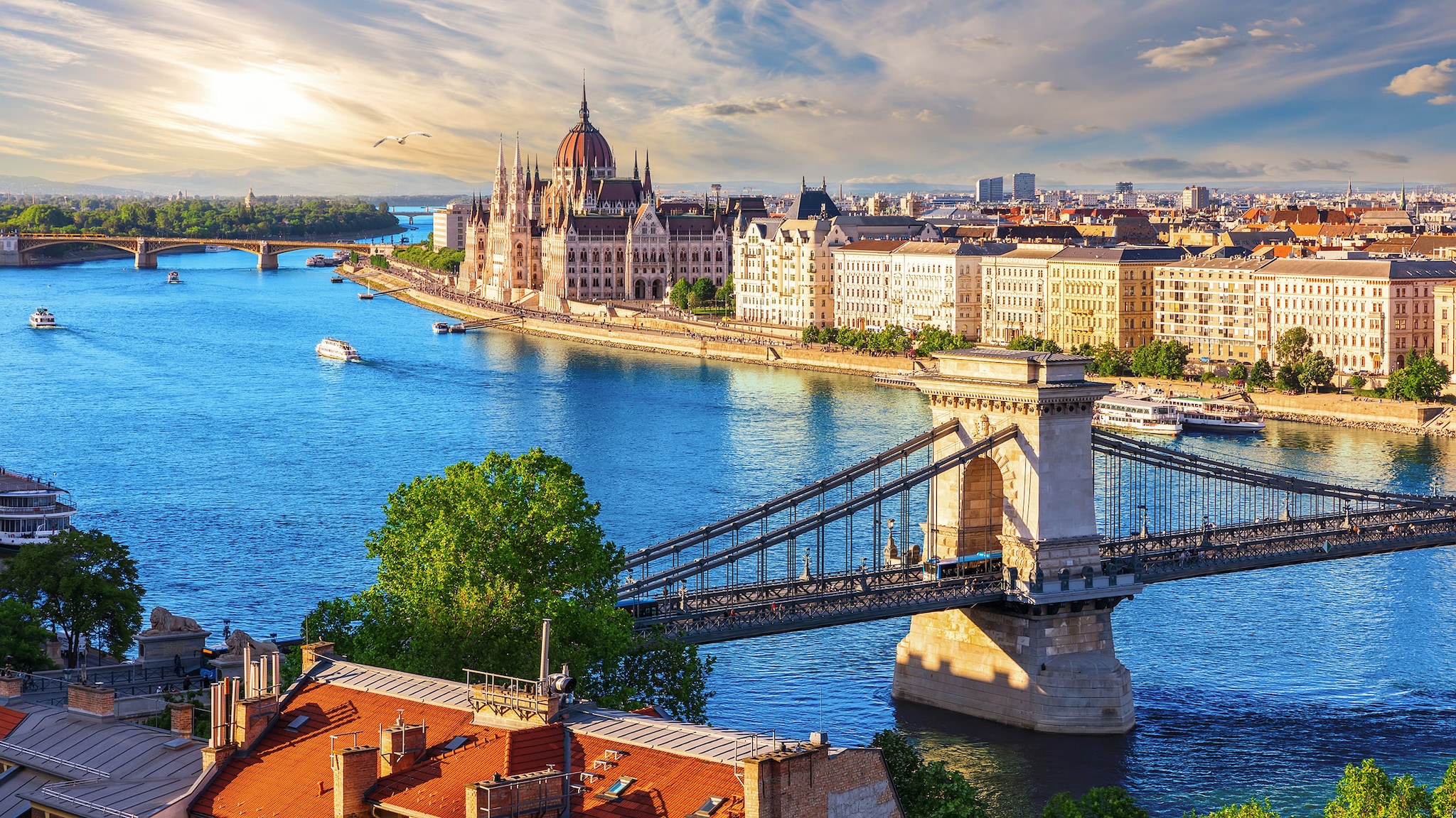 Stadtpanorama von Budapest mit Brücke und Kathedrale am Fluss.