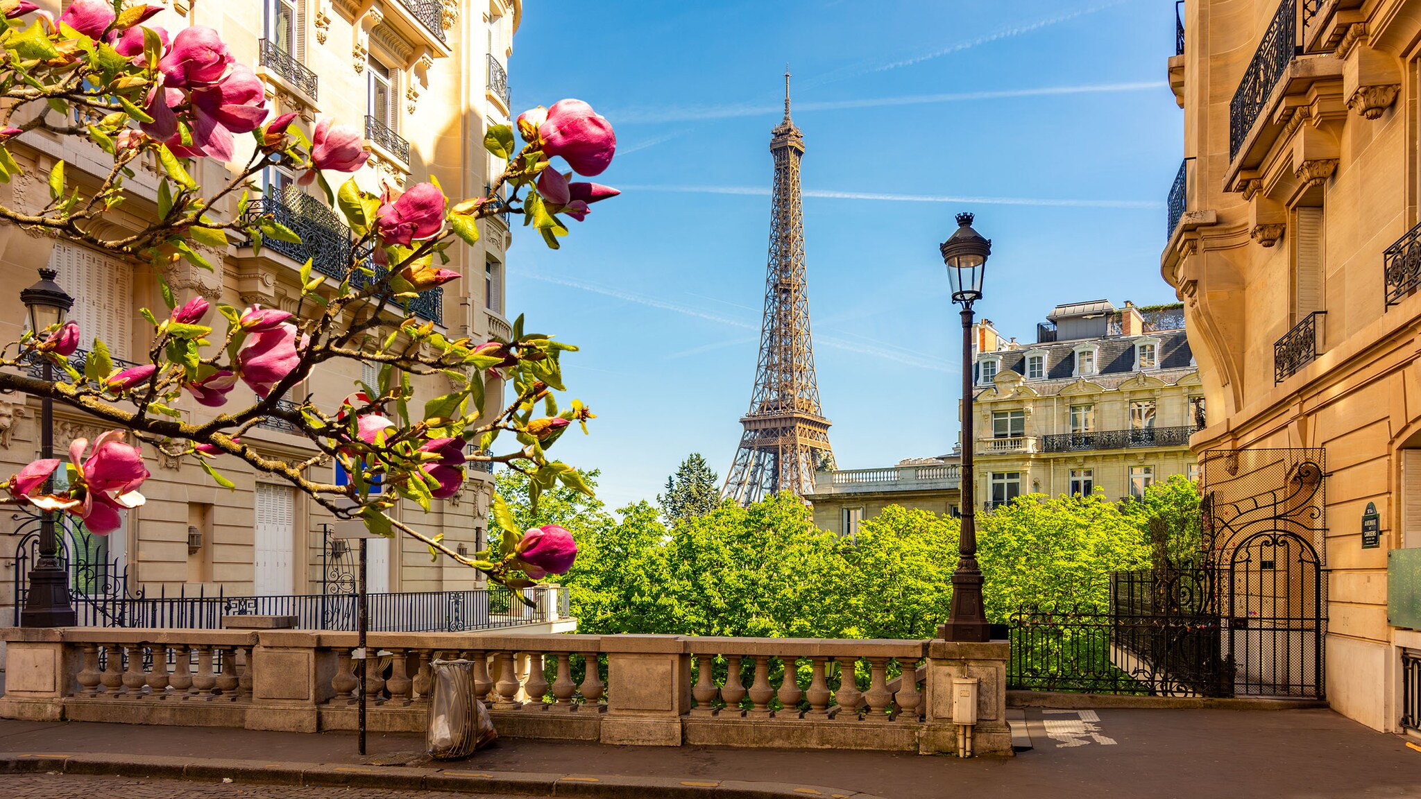 In einer Seitenstraße sieht man den Eifelturm.