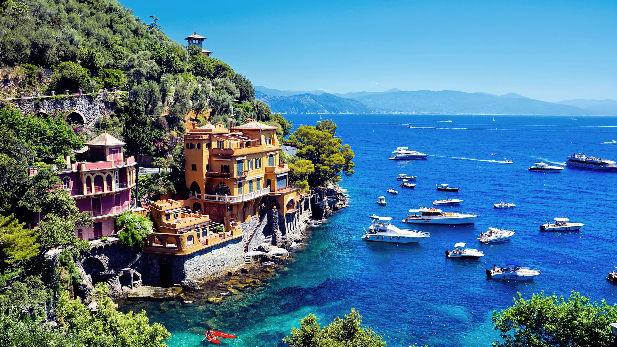 Eine kleine Stadt liegt direkt an einem Berg in einer Meeresbucht.