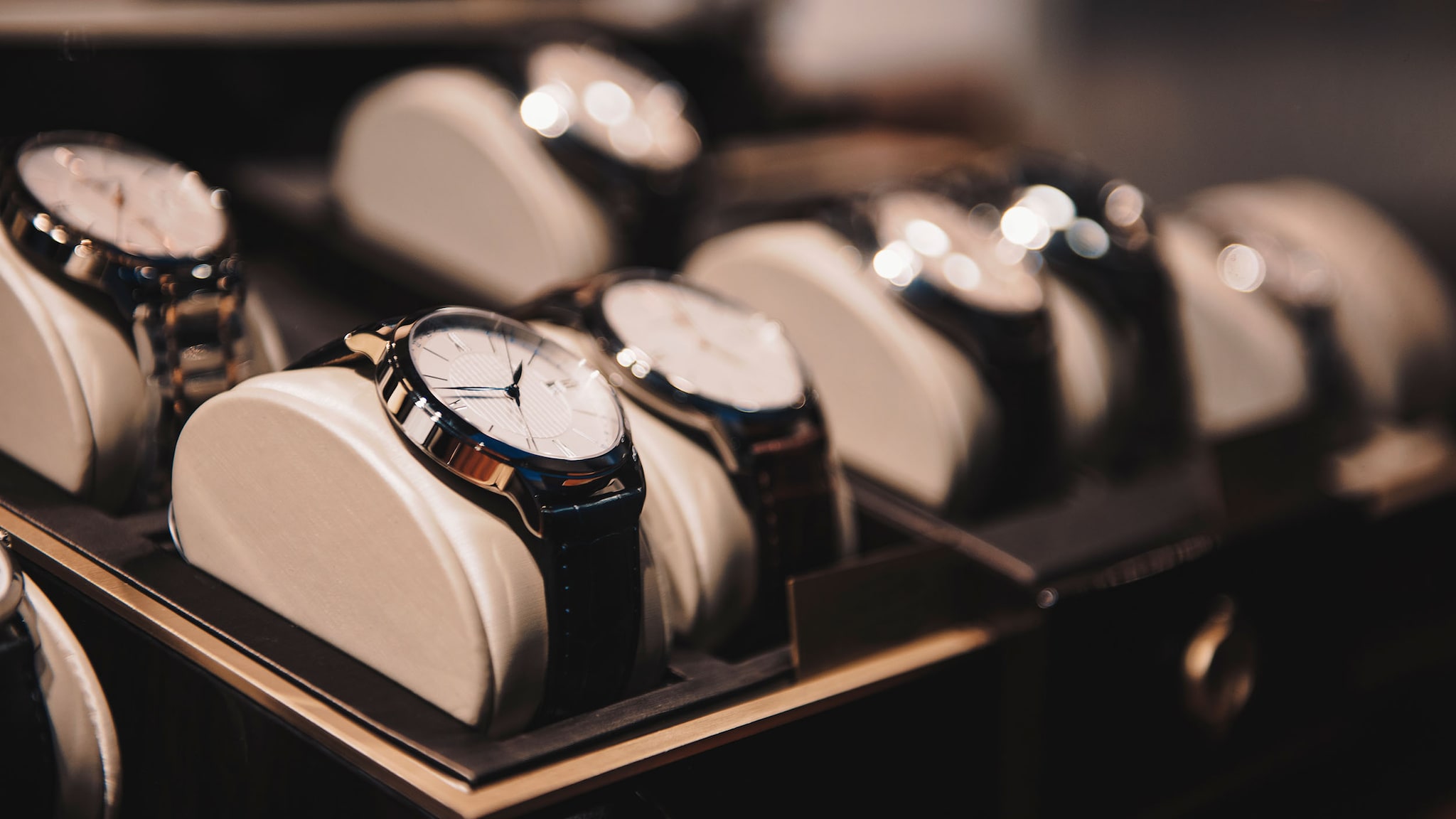 Mehrere luxuriöse Uhren sind nebeneinander arrangiert in einer Auslage.