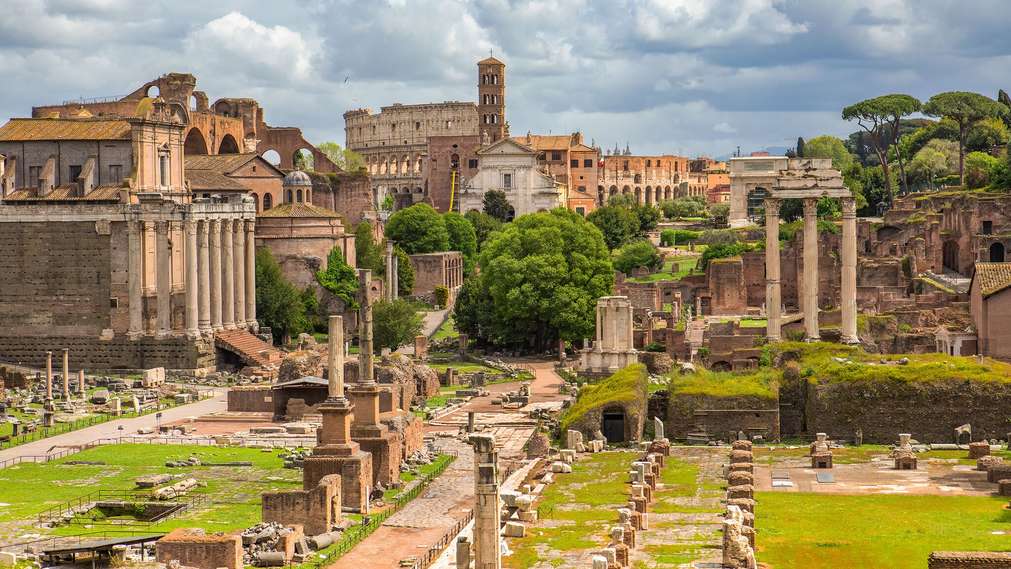 Historische Ruinen stehen in einer Landschaft.
