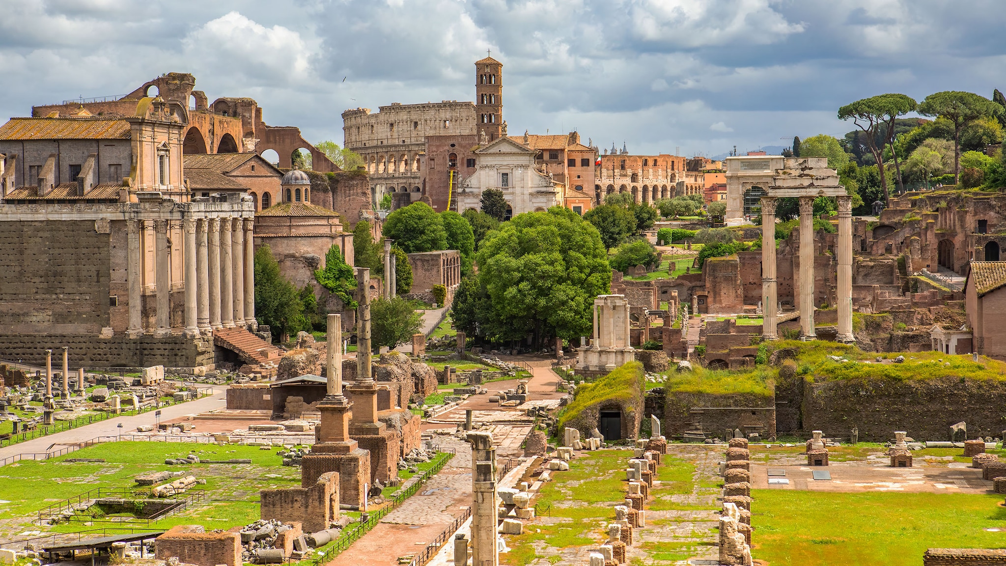 Historische Ruinen stehen in einer Landschaft.